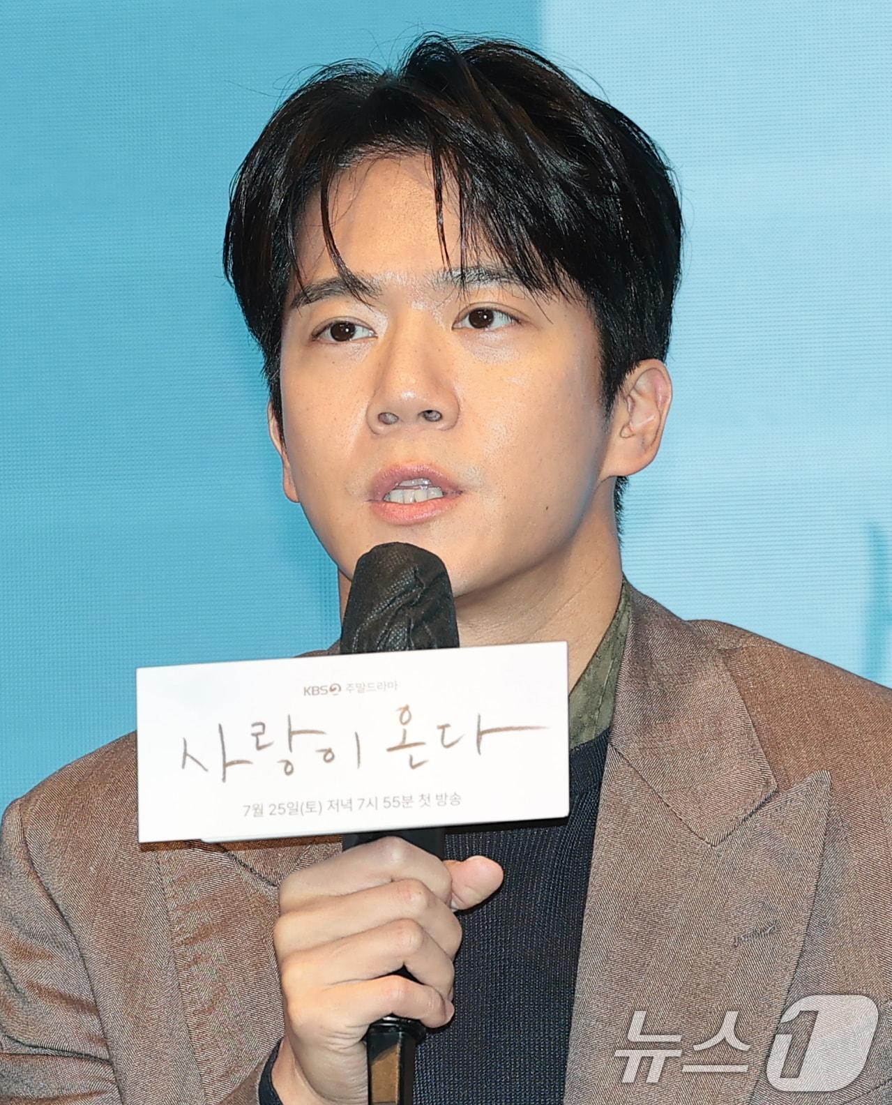 본문 이미지 - 배우 하석진이 22일 서울 구로구 신도림 디큐브시티 더세인트에서 열린 KBS 2TV 새 주말드라마 ‘사랑이 온다’(극본 이경희/연출 홍석구) 제작발표회에 참석해 인사말을 하고 있다. ‘사랑이 온다’는 깨진 가족의 파편을 모아 세상에서 가장 따뜻한 인생 한 상을 차려내는 두 남녀의 패밀리 레시피 드라마다. 2026.7.22 ⓒ 뉴스1 권현진 기자