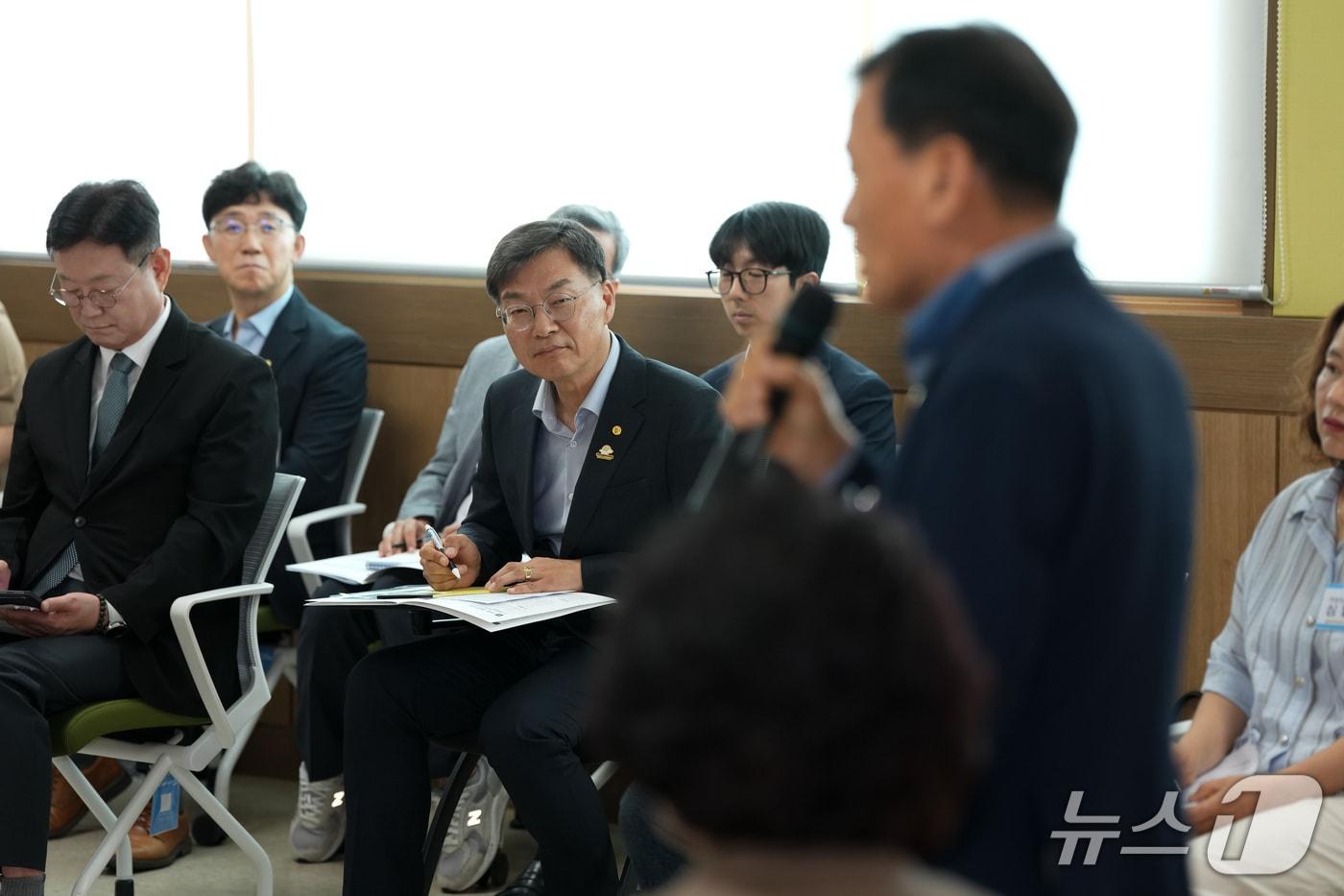본문 이미지 - 김중남 강원 강릉시장이 22일 옥계면서에서 취임 후 첫 타운홀 미팅을 열고 시민 의견을 청취하고 있다.(강릉시 제공, 재판매 및 DB 금지) 2026.7.22/뉴스1