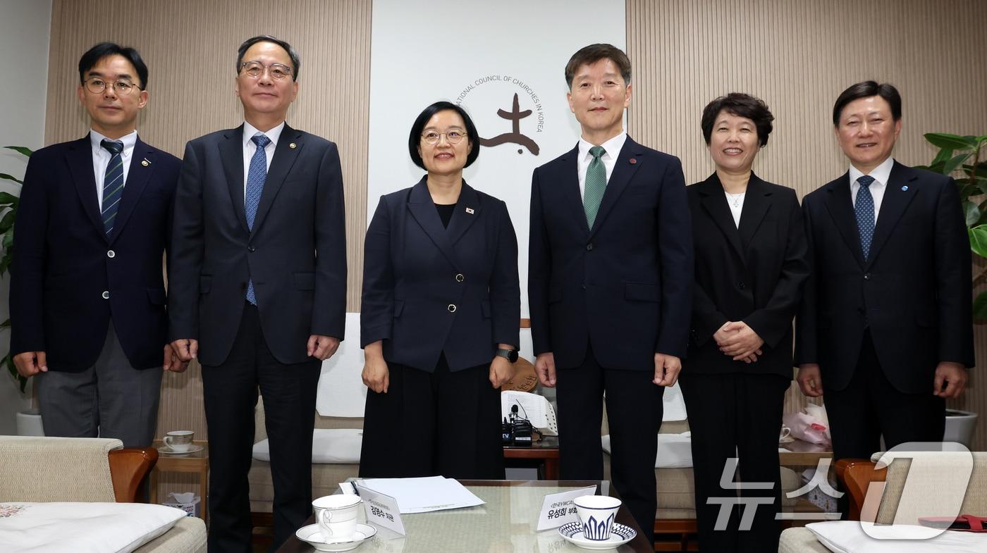 본문 이미지 - 한성숙 국무총리가 22일 서울 종로구 한국기독교회관에서 박승렬 한국기독교교회협의회 총무를 예방, 기념촬영하고 있다. 2026.7.22 ⓒ 뉴스1 김명섭 기자