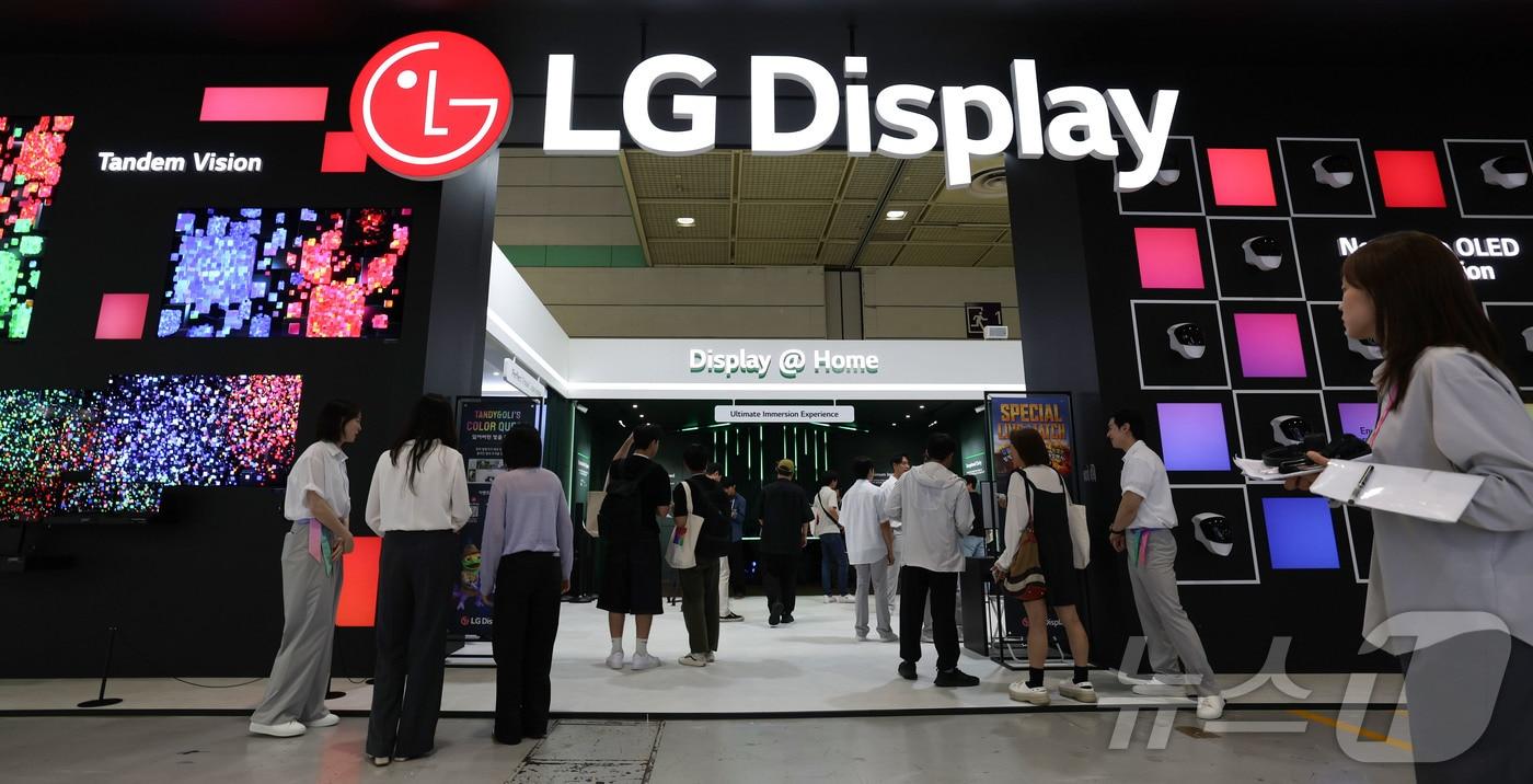 본문 이미지 - 서울 강남구 코엑스에서 열린 ‘K-Display 2026 한국디스플레이산업전시회’에서 관람객이 전시를 둘러보고 있다. 2026.7.22 ⓒ 뉴스1 이종수 기자
