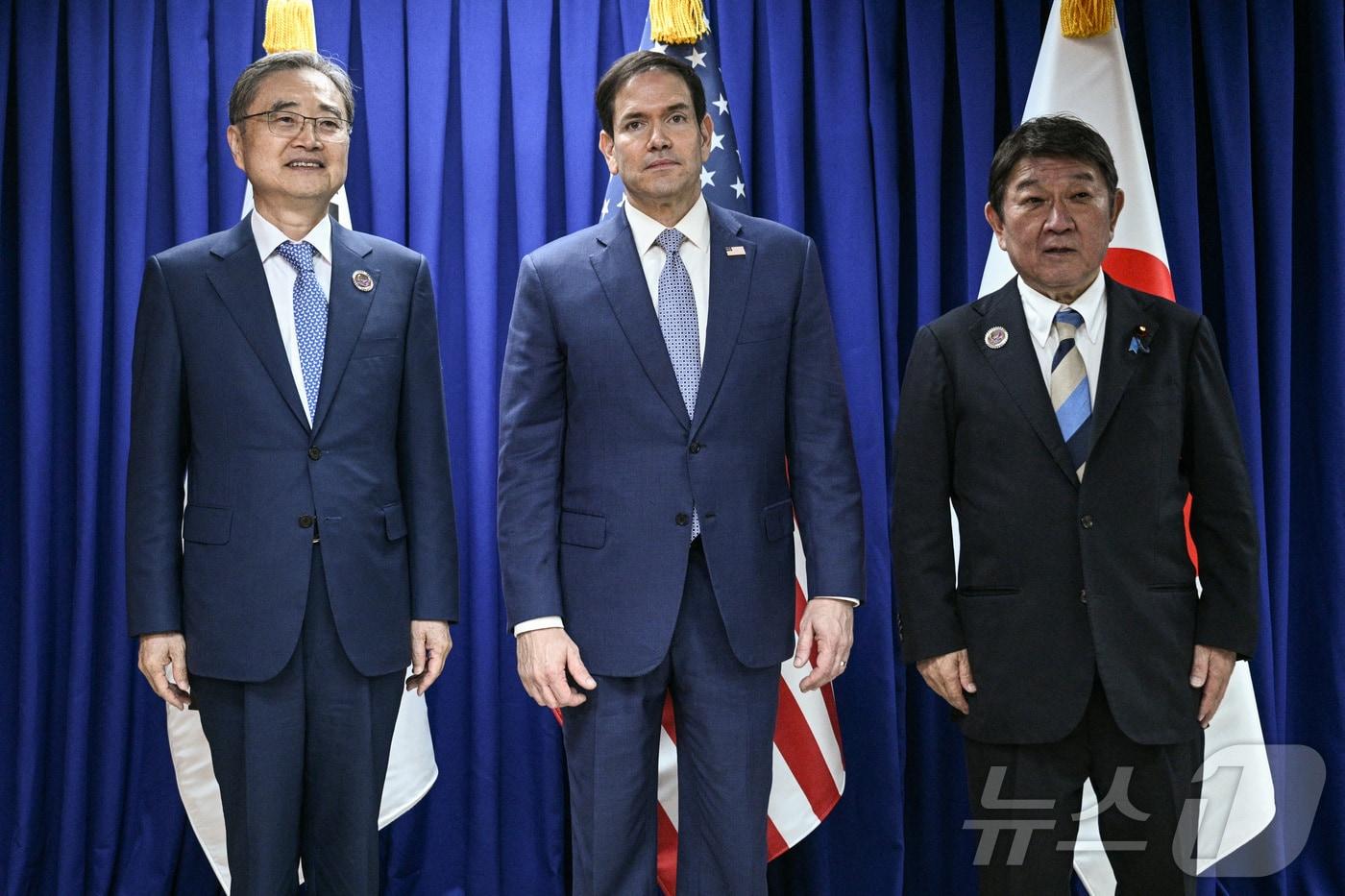 본문 이미지 - 22일(현지시간) 필리핀 마닐라에서 열린 아세안(ASEAN·동남아시아국가연합) 외교장관 회의에 참석한 조현 외교부장관, 마코 루비오 미국 국무장관, 모테기 도시미쓰 일본 외무상이 3국 외교장관 회담에 앞서 기념촬영을 하고 있다. 2026.07.22 ⓒ 로이터=뉴스1