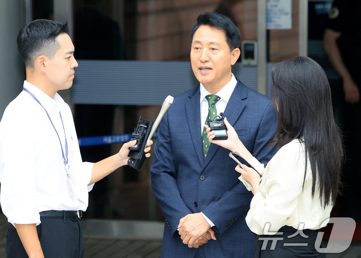 본문 이미지 - 오세훈 서울시장이 22일 서울 서초구 서울중앙지방법원에서 열린 정치자금법위반 혐의 1심 선고를 마치고 취재진의 질문에 답하고 있다.  2026.7.22 ⓒ 뉴스1 이호윤 기자
