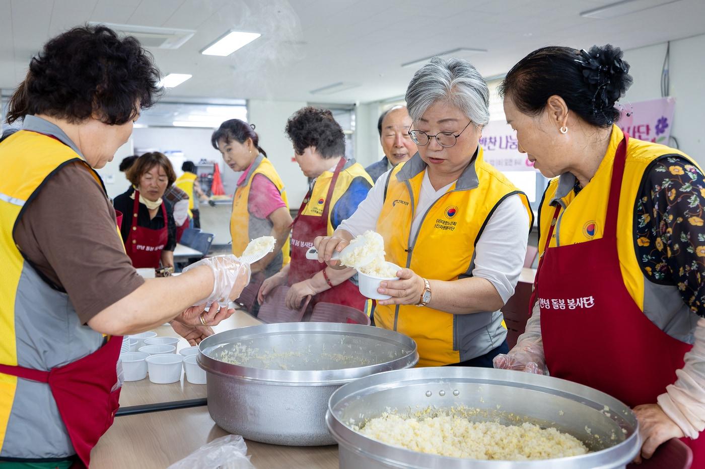 본문 이미지 - 강미애 세종교육감(오른쪽서 두 번째)이 22일 조치원읍에서 삼계탕 나눔 봉사에 참여하고 있다. (세종교육청 제공. 재판매 및 DB 금지) 