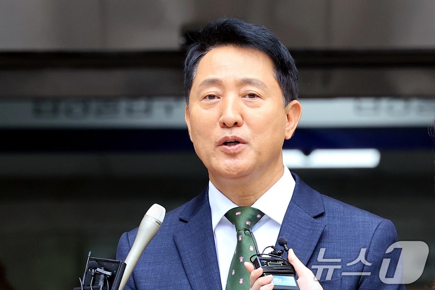 본문 이미지 - 오세훈 서울시장이 22일 서울 서초구 서울중앙지방법원에서 열린 정치자금법위반 혐의 1심 선고를 마치고 취재진의 질문에 답하고 있다.  2026.7.22 ⓒ 뉴스1 이호윤 기자