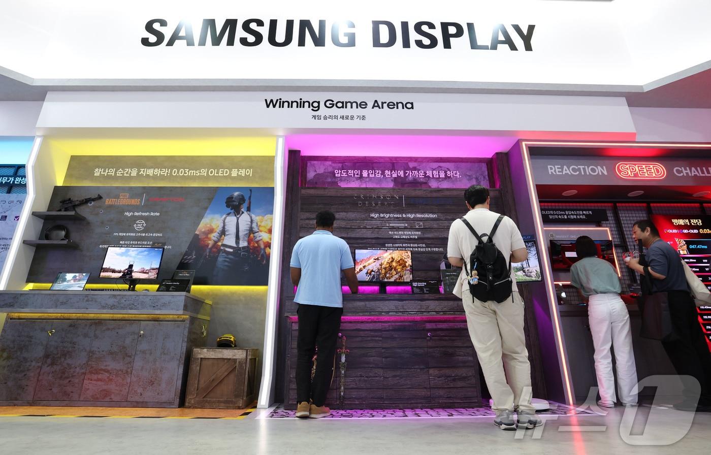 본문 이미지 - 22일 서울 강남구 코엑스에서 열린 ‘K-Display 2026 한국디스플레이산업전시회’에서 삼성 디스플레이 부스에서 관람객이 전시를 둘러보고 있다. 2026.7.22 ⓒ 뉴스1 이종수 기자