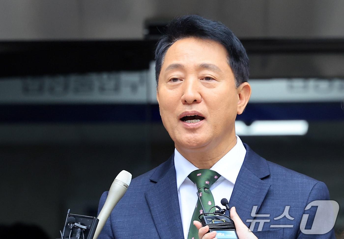 본문 이미지 - 오세훈 서울시장이 22일 서울 서초구 서울중앙지방법원에서 열린 정치자금법위반 혐의 1심 선고를 마치고 취재진의 질문에 답하고 있다. 오 시장은 지난 2021년 서울시장 재보궐선거를 앞두고 정치 브로커 명태균 씨에게 총 10차례에 걸쳐 여론조사 결과를 제공받고 후원자 김 씨에게 3300만 원 상당의 비용을 대납하도록 한 혐의로 1심 벌금 1000만 원을 선고 받았다. 2026.7.22 ⓒ 뉴스1 이호윤 기자