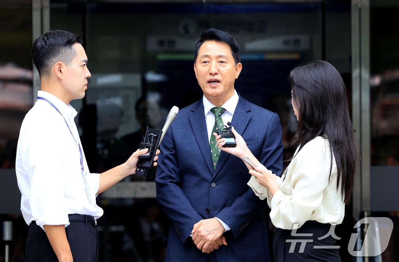 본문 이미지 - 오세훈 서울시장이 22일 서울 서초구 서울중앙지방법원에서 열린 정치자금법위반 혐의 1심 선고를 마치고 취재진의 질문에 답하고 있다.  2026.7.22 ⓒ 뉴스1 이호윤 기자