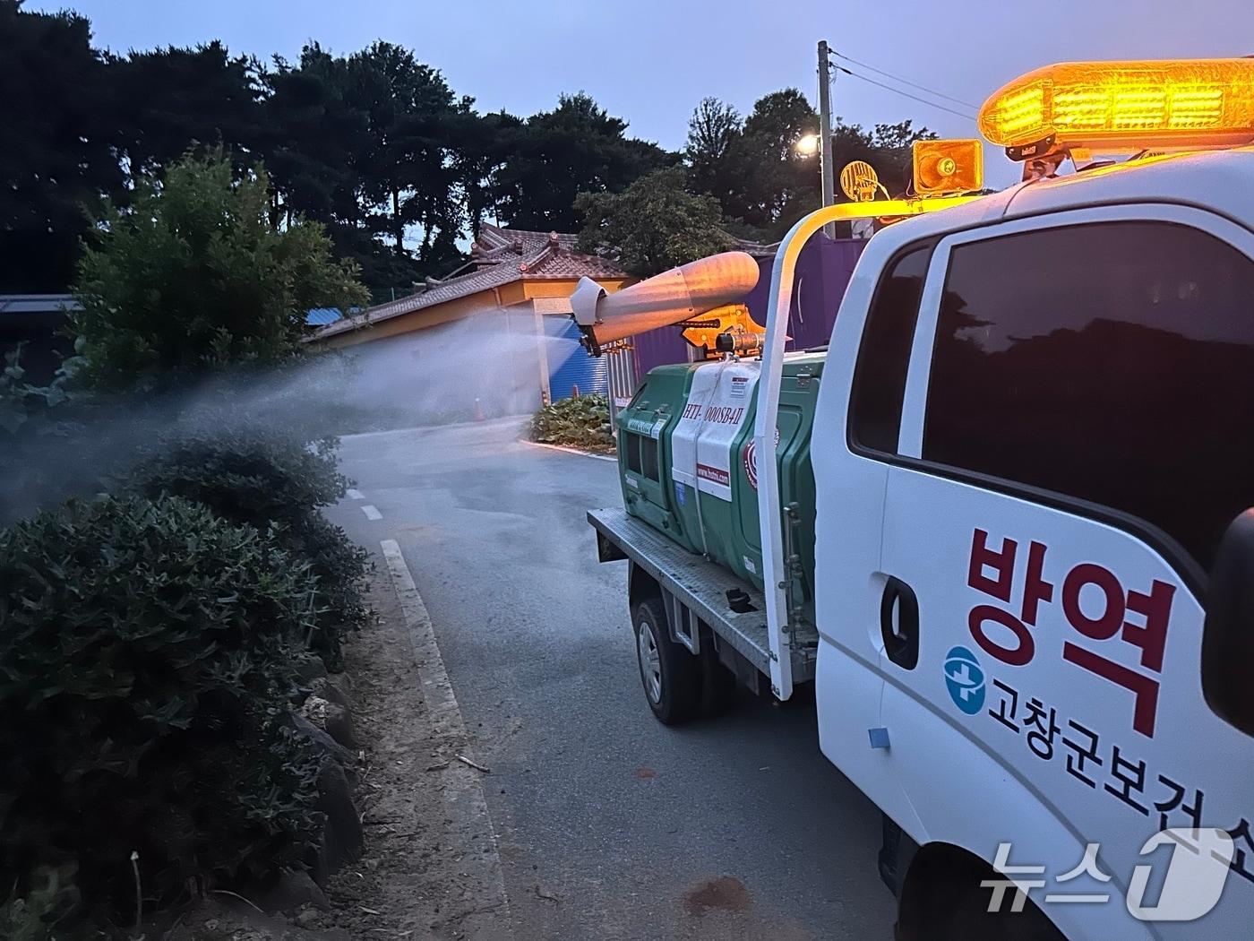 본문 이미지 - 전북 고창군이 연무소독 방식으로 방역 작업을 진행 중이다.(고창군 제공. 재판매 및 DB금지)