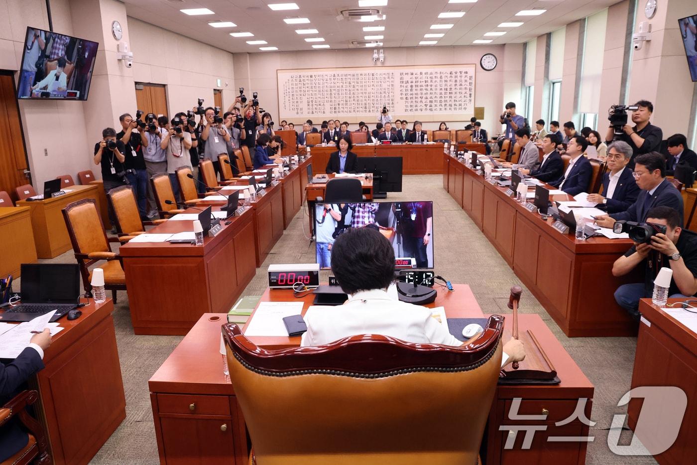 본문 이미지 - 서영교 법제사법위원회 위원장이 22일 서울 여의도 국회에서 열린 법사위 전체회의에서 의사봉을 두드리고 있다. 이날 회의에 국민의힘 의원들은 불참했다. 2026.7.22 ⓒ 뉴스1 황기선 기자