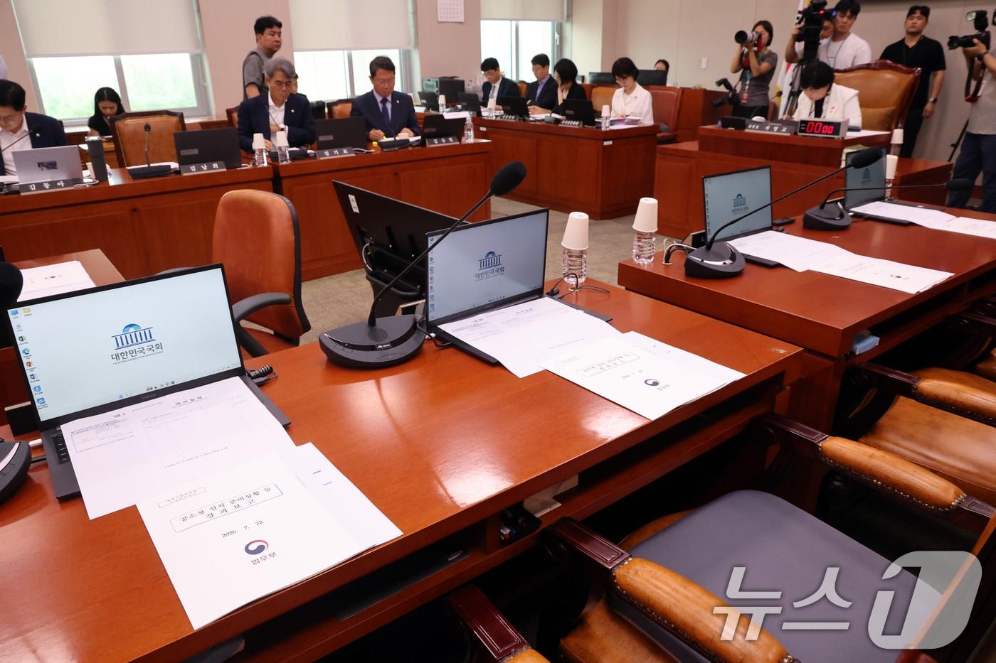 본문 이미지 - 지난 22일 서울 여의도 국회에서 열린 법제사법위원회 전체회의가 열리고 있다. 이날 회의에 국민의힘 의원들은 불참했다. 2026.7.22 ⓒ 뉴스1 황기선 기자