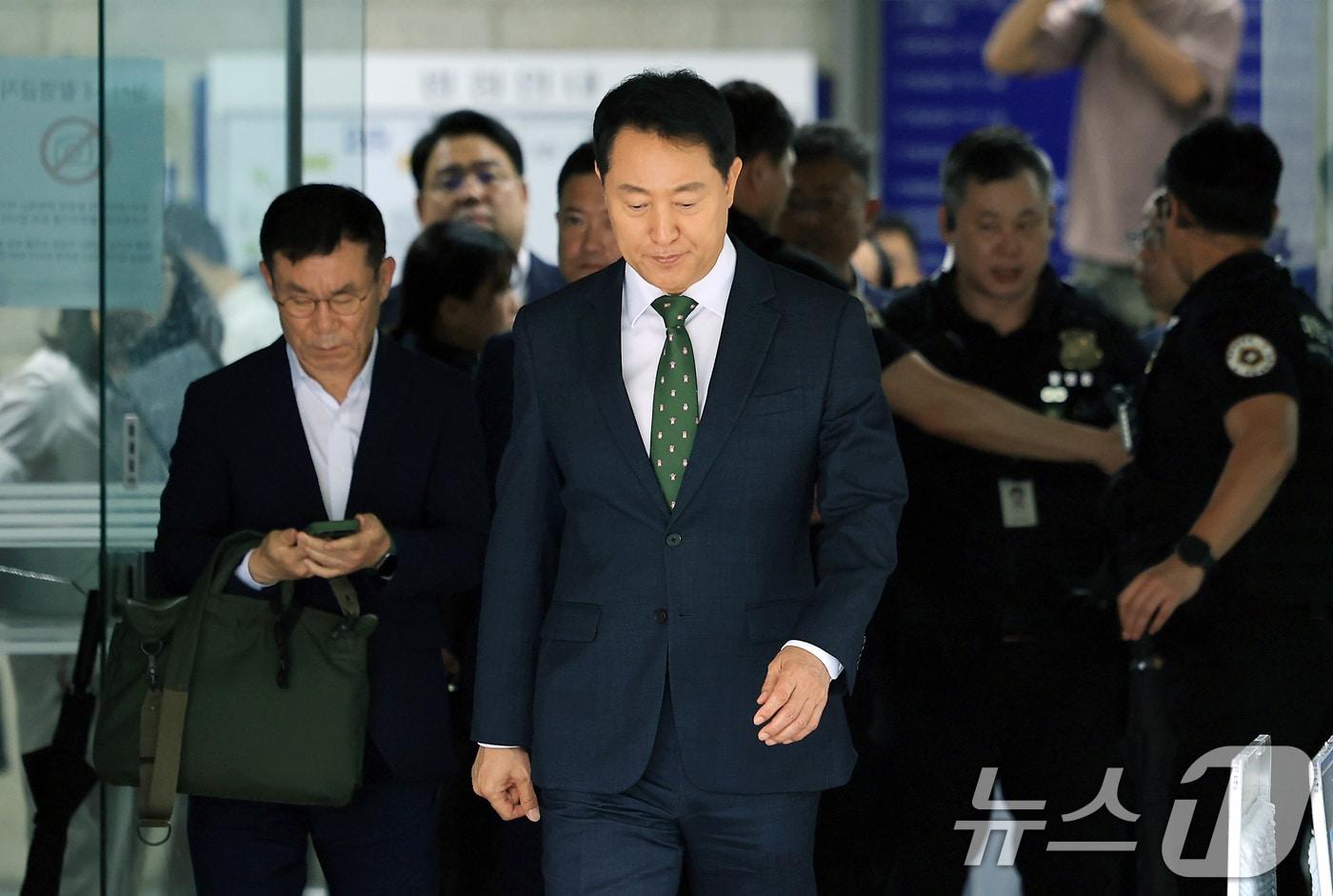 본문 이미지 - 오세훈 서울시장이 22일 서울 서초구 서울중앙지방법원에서 열린 정치자금법위반 혐의 1심 선고를 마치고 법원을 나서고 있다. 2026.7.22 ⓒ 뉴스1 이호윤 기자