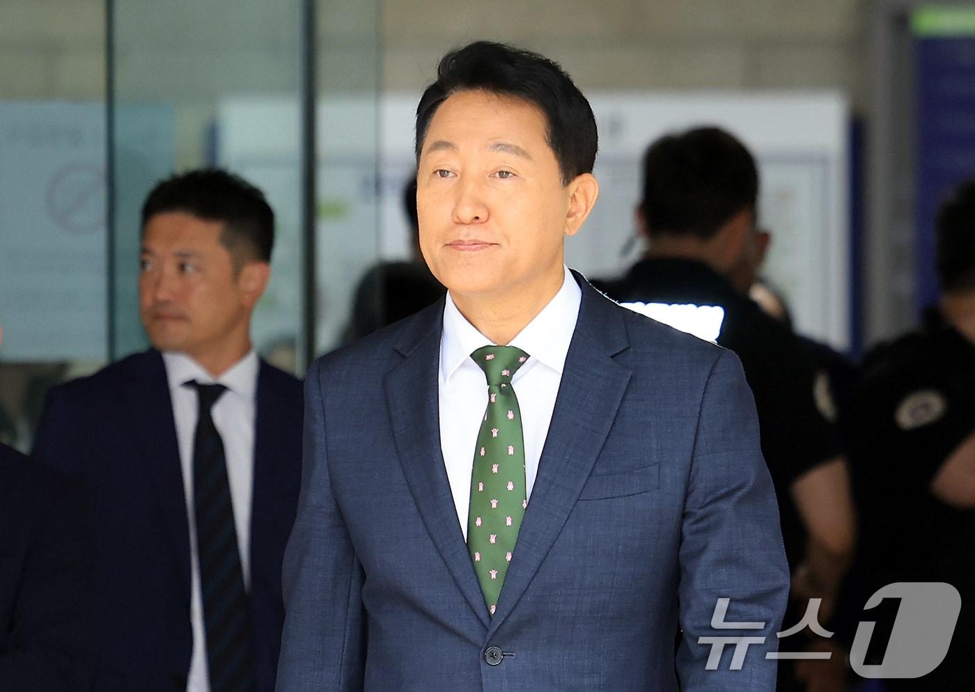 본문 이미지 - 오세훈 서울시장이 22일 서울 서초구 서울중앙지방법원에서 열린 정치자금법위반 혐의 1심 선고를 마치고 법원을 나서고 있다. 2026.7.22 ⓒ 뉴스1 이호윤 기자