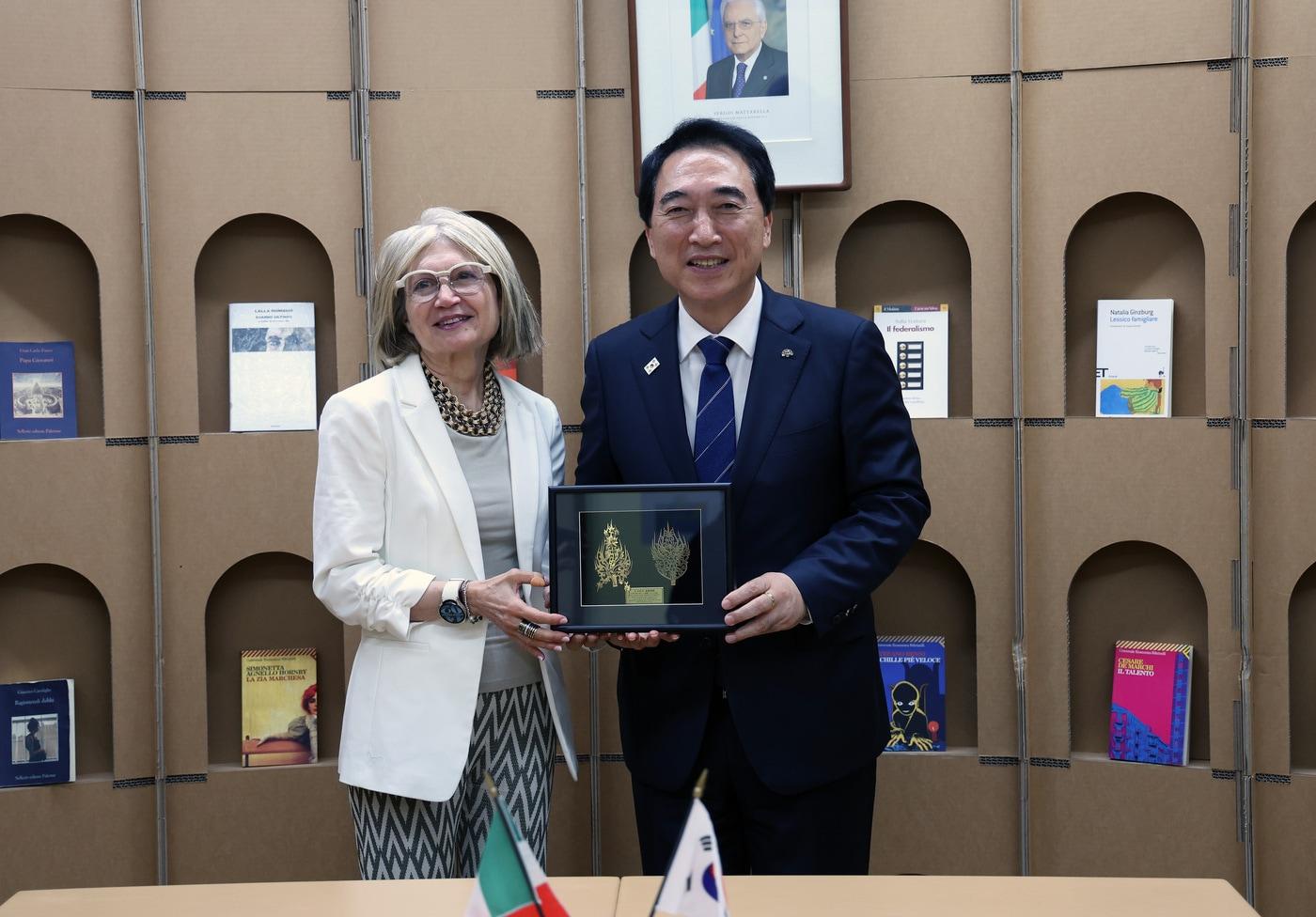 본문 이미지 - 박수현 충남지사(오른쪽)와 에밀리아 가토 주한 이탈리아 대사 (도 제공. 재판매 및 DB금지)/뉴스1