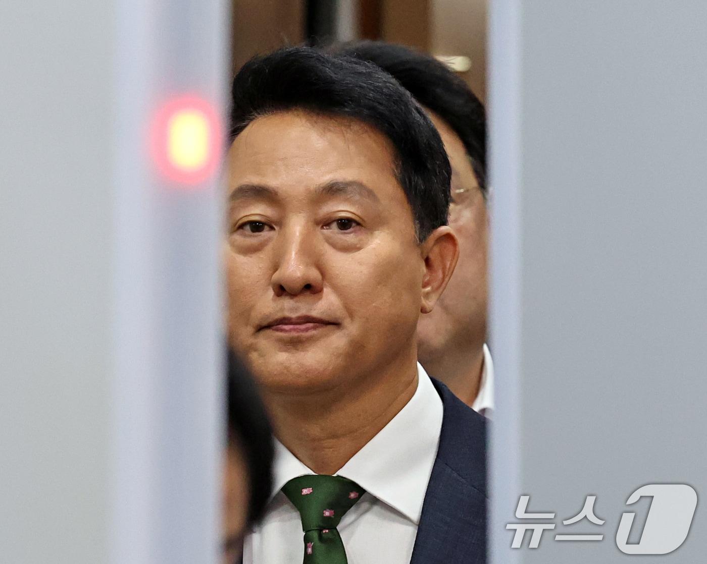 본문 이미지 - 오세훈 서울시장이 22일 서울 서초구 서울중앙지방법원에서 열린 정치자금법위반 혐의 1심 선고를 마치고 법원을 나서고 있다. (공동취재) 2026.7.22 ⓒ 뉴스1 이호윤 기자