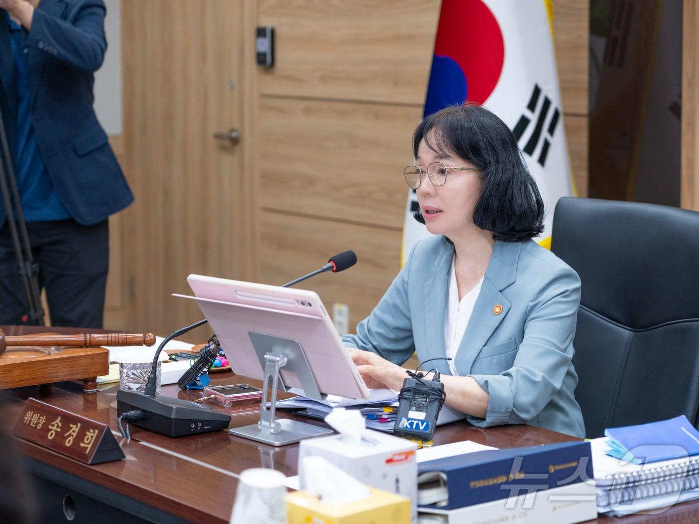 본문 이미지 - 송경희 개인정보보호위원회 위원장이 22일 정부서울청사에서 개최된 제14회 전체회의에서 모두말씀을 하고 있다. (개인정보위 제공, 재판매 및 DB금지)2026.07.23 ⓒ 뉴스1