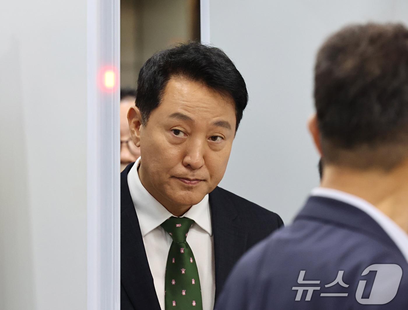 본문 이미지 - 오세훈 서울시장이 22일 서울 서초구 서울중앙지방법원에서 열린 정치자금법위반 혐의 1심 선고를 마치고 법원을 나서고 있다.  (공동취재) 2026.7.22 ⓒ 뉴스1 이호윤 기자