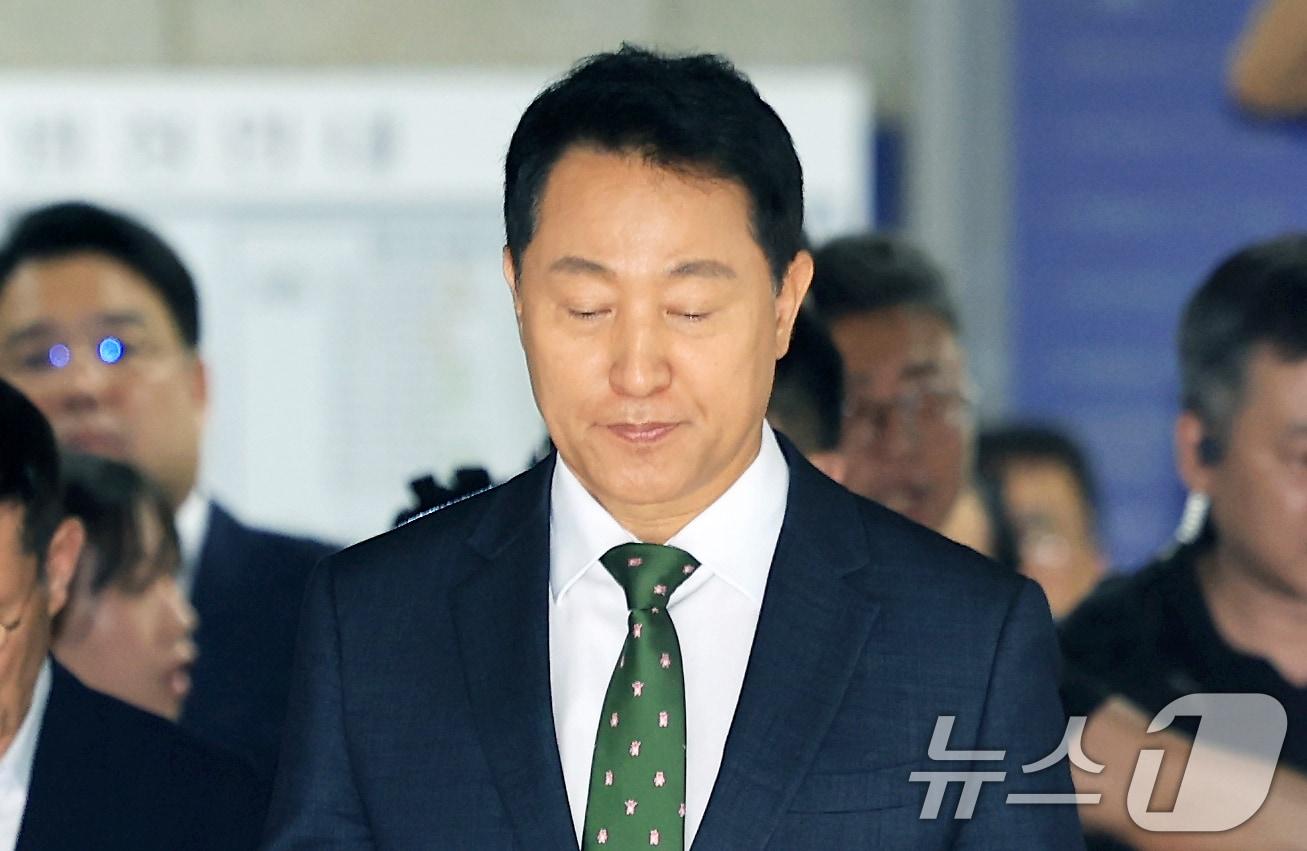 본문 이미지 - 오세훈 서울시장이 22일 서울 서초구 서울중앙지방법원에서 열린 정치자금법위반 혐의 1심 선고를 마치고 법원을 나서고 있다. 오 시장은 지난 2021년 서울시장 재보궐선거를 앞두고 정치 브로커 명태균 씨에게 총 10차례에 걸쳐 여론조사 결과를 제공받고 후원자 김 씨에게 3300만 원 상당의 비용을 대납하도록 한 혐의로 1심 벌금 1000만 원을 선고 받았다. 2026.7.22 ⓒ 뉴스1 이호윤 기자