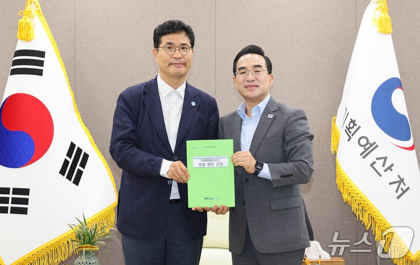 본문 이미지 -   22일 정부세종청사를 방문한 이원택 전북지사(왼쪽)가 박홍근 기획예산처 장관과의 면담 뒤 함께 기념 촬영을 하고 있다.(전북도 제공. 재판매 및 DB금지)/뉴스1