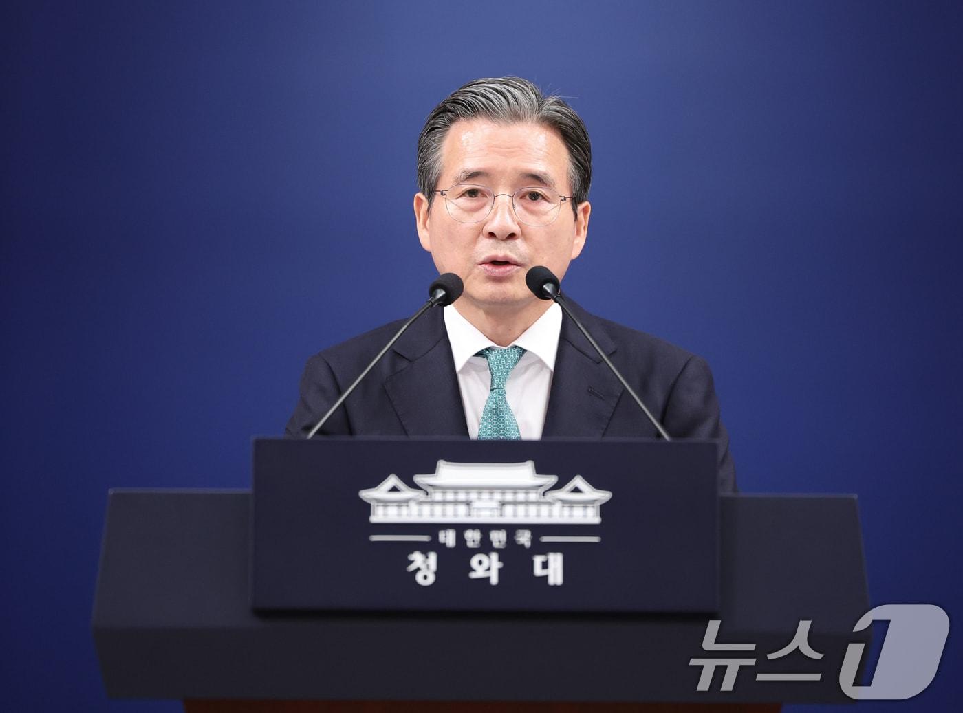 본문 이미지 - 김용범 정책실장이 22일 청와대 춘추관에서 대통령 순방 일정 관련 브리핑을 하고 있다. 2026.7.22 ⓒ 뉴스1 허경 기자