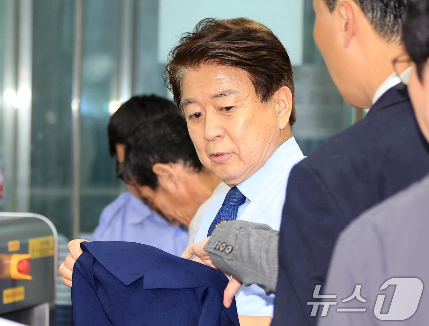 본문 이미지 - 사업가에게서 수천만원대 뇌물과 불법 정치자금을 받은 혐의로 기소된 노웅래 전 더불어민주당 의원이 22일 서울 서초구 서울고법에서 열린 2심 선고공판에 출석하고 있다. 2026.7.22 ⓒ 뉴스1 이호윤 기자