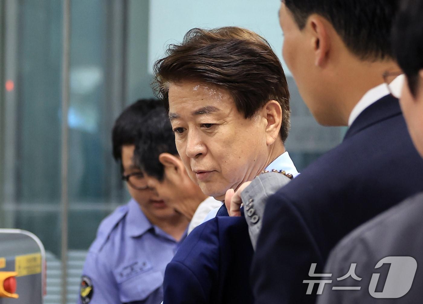 본문 이미지 - 사업가에게서 수천만원대 뇌물과 불법 정치자금을 받은 혐의로 기소된 노웅래 전 더불어민주당 의원. 2026.7.22 ⓒ 뉴스1 이호윤 기자