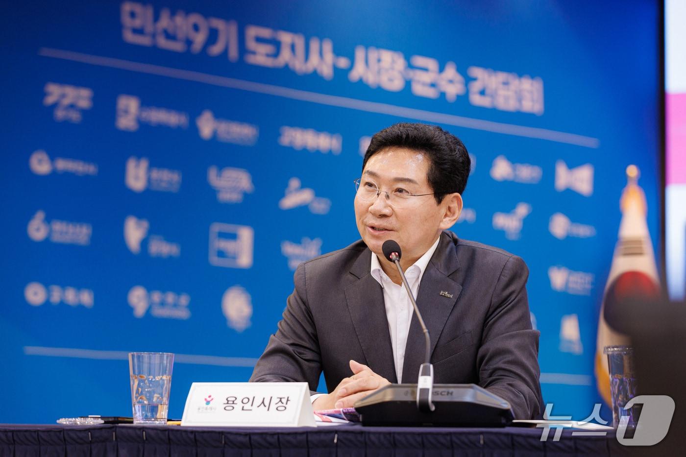 본문 이미지 - 이상일 시장이 22일 경기도경제과학진흥원에서 열린 '민선 9기 도지사·시장·군수 간담회'에서 발언을 하고 있다.(용인시 제공)