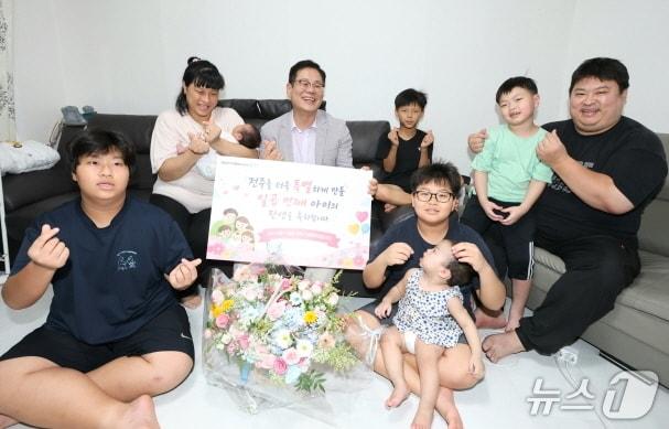 본문 이미지 - 조지훈 전주시장이 22일 인후동에 거주하고 있는 강모씨(40대) 부부 집을 직접 방문, 7번째 아이 출산을 축하하고 애로사항 등을 청취했다.(전주시 제공, 재판매 및 DB 금지)/뉴스1