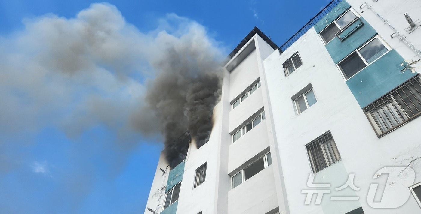 본문 이미지 - 22일 오후 4시 31분쯤 경북 성주군 성주읍 경산리 5층짜리 아파트 5층에서 불이 났다. ⓒ 뉴스1 정우용 기자