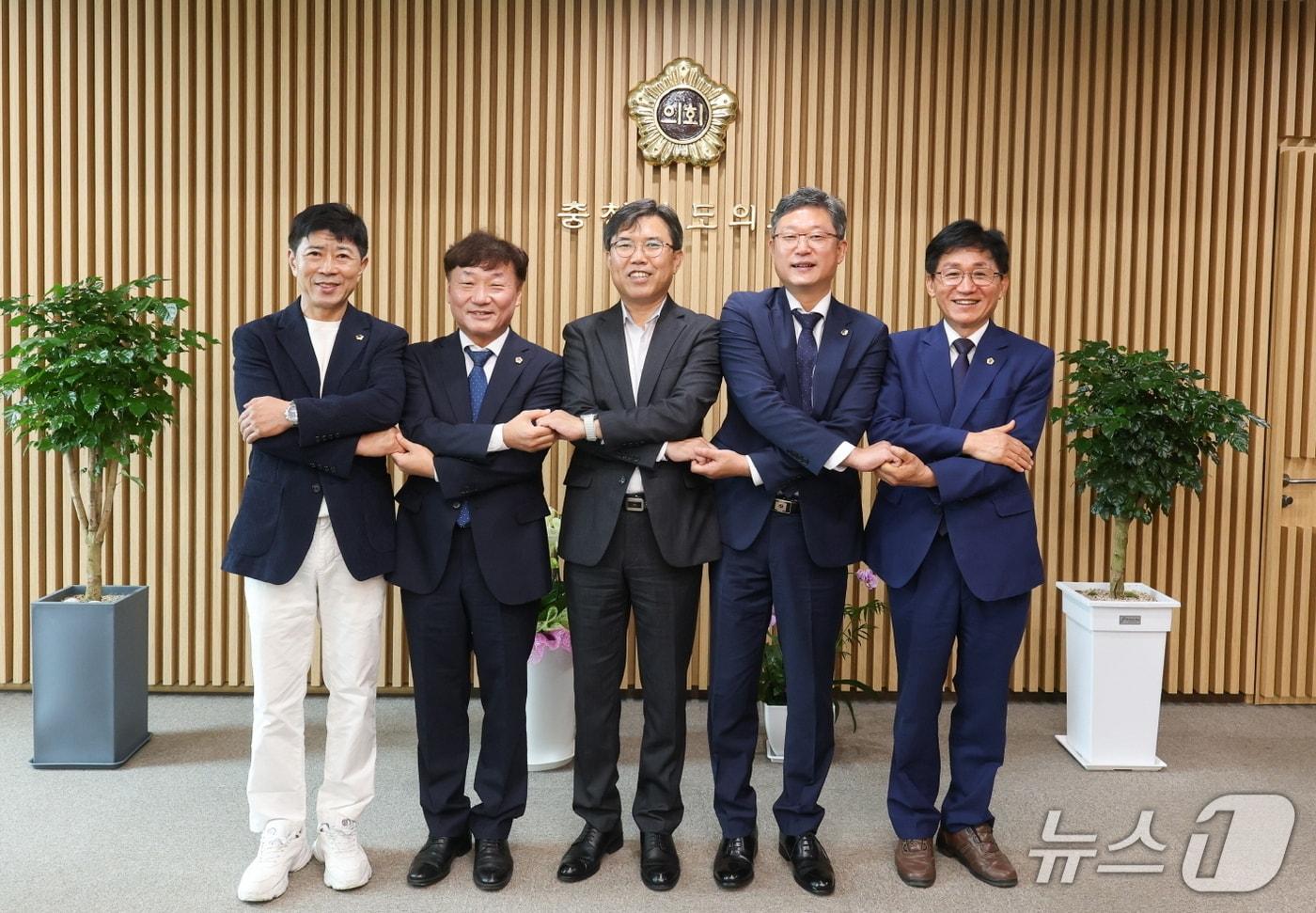 본문 이미지 - 22일 남종섭 경기도의회 의장(왼쪽 두 번째)이 충북도의회에서 광역의회 의장들과 지방의회 위상 강화를 위한 협력 방안을 논의한 뒤 기념촬영을 하고 있다.(도의회 제공. 재판매 및 DB금지)/뉴스1