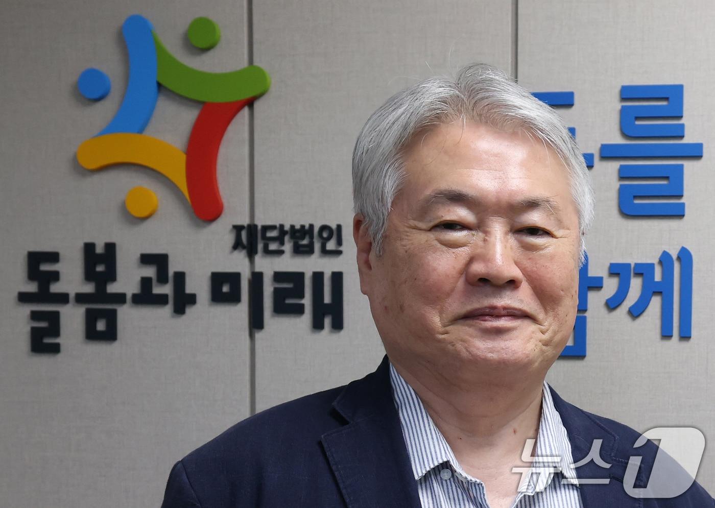 본문 이미지 - 김용익 재단법인 돌봄과 미래 이사장이 22일 서울 마포구 돌봄과 미래 사무실에서 가진 뉴스1과의 인터뷰에서 포즈를 취하고 있다. ⓒ 뉴스1 오대일 기자
