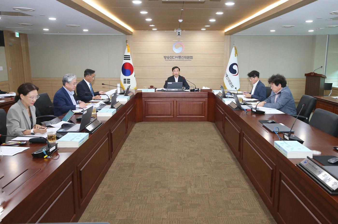 본문 이미지 - 김종철 방송미디어통신위원장(가운데)이 22일 정부과천청사에서 '2026년 제24차 전체회의'를 진행하고 있다.(방미통위 제공)