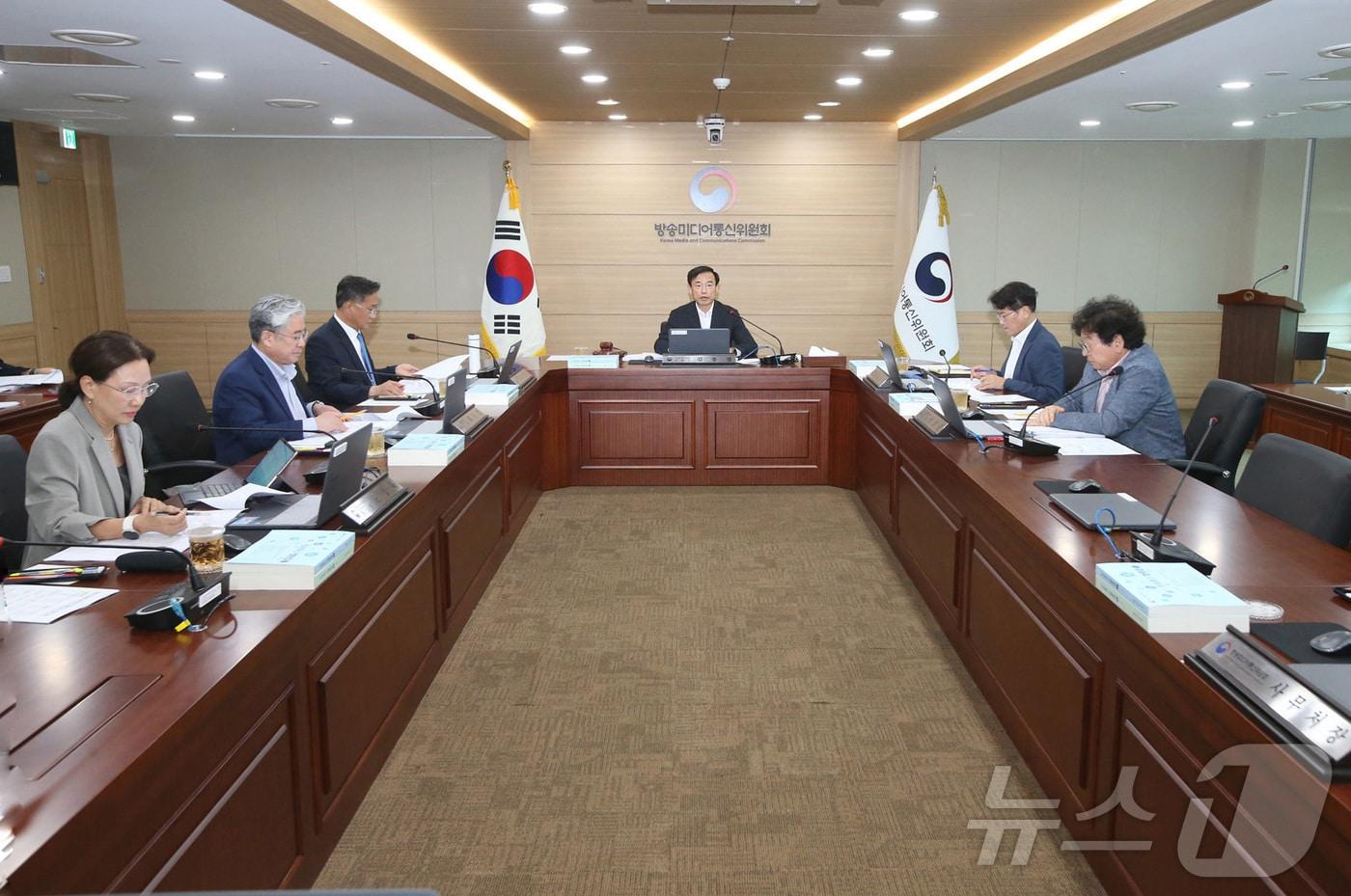 본문 이미지 - 김종철 방송미디어통신위원장이 22일 정부과천청사에서 열린 '2026년 제24차 전체회의'에서 모두발언을 하고 있다. (방송미디어통신위원회 제공. 재판매 및 DB 금지) 2026.7.22 ⓒ 뉴스1