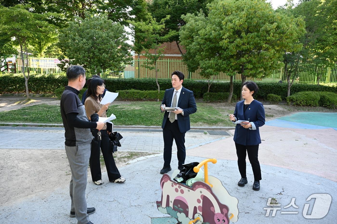 본문 이미지 - 울산 중구의회 문승재 의원과 김시현 의원은 22일 중구 남외동 정지말어린이공원에 대한 현장점검을 통해 노후시설물 개선을 요구했다.(울산 중구의회 제공. 재판매 및 DB금지)/뉴스1