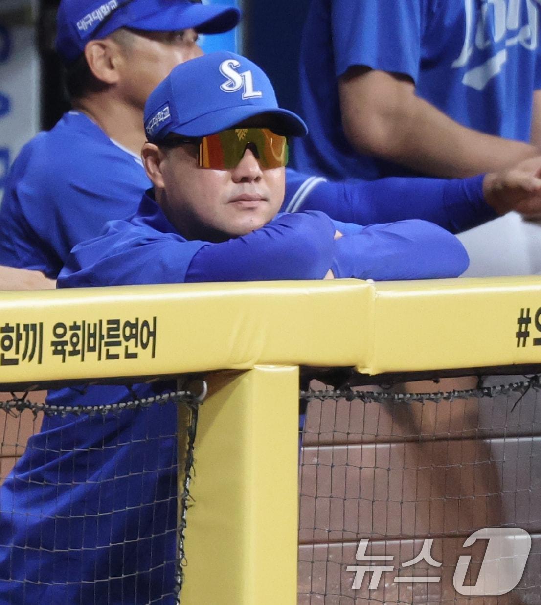 본문 이미지 - 22일 서울 구로구 고척스카이돔에서 열린 '2026 신한은행 SOL KBO리그' 삼성 라이온즈와 키움 히어로즈의 경기에서 삼성 박진만 감독이 경기를 지켜보고 있다. 2026.7.22 ⓒ 뉴스1 오대일 기자