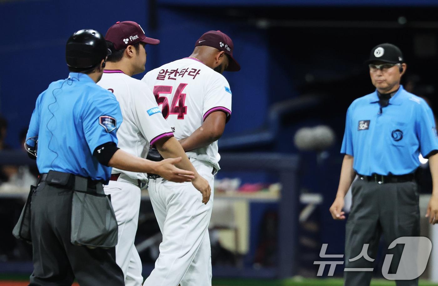 본문 이미지 - 22일 서울 구로구 고척스카이돔에서 열린 '2026 신한은행 SOL KBO리그' 삼성 라이온즈와 키움 히어로즈의 경기, 5회초 호투를 이어가던 키움 선발투수 알칸타라가 갑작스레 마운드를 내려가고 있다. 2026.7.22 ⓒ 뉴스1 오대일 기자