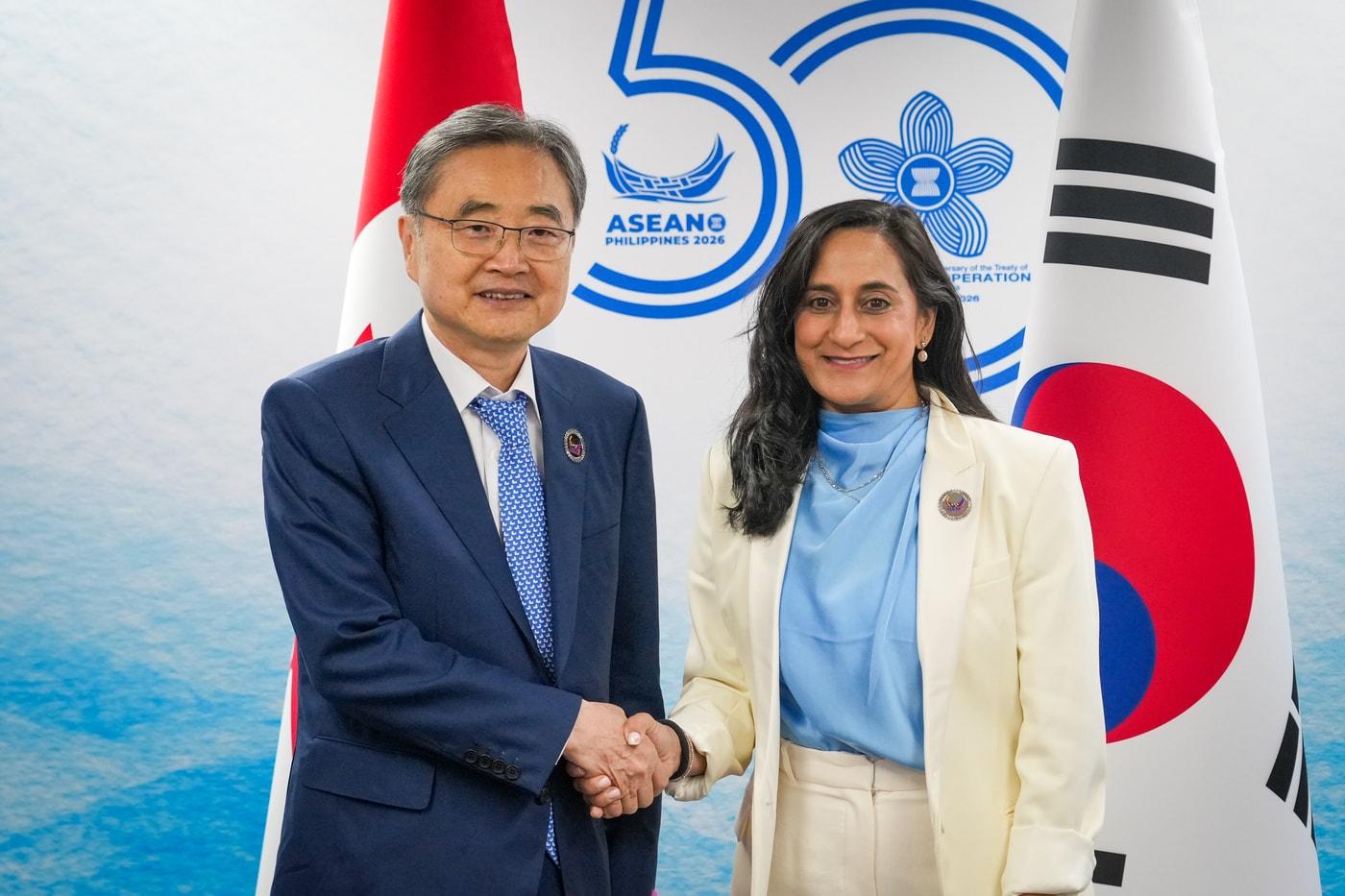 본문 이미지 - 조현 외교부 장관은 22일 필리핀 마닐라에서 열린 동남아시아국가연합(ASEAN·아세안) 관련 외교장관회의를 계기로 아니타 아난드 캐나다 외교장관과 회담을 가졌다. (사진=외교부)
