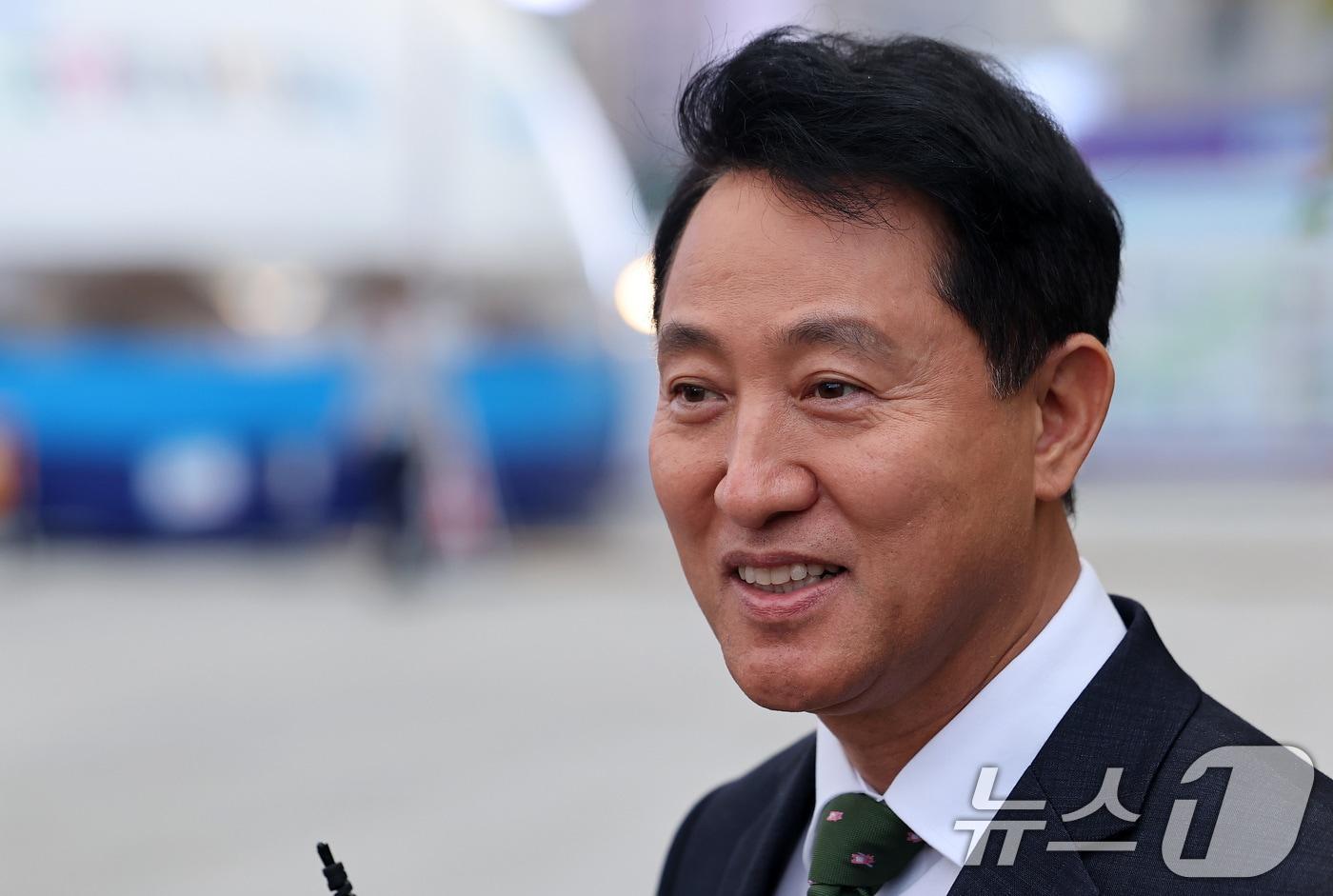 본문 이미지 - 오세훈 서울시장이 22일 서울 종로구 광화문광장 감사의정원에서 열린 에티오피아 강뉴합창단-서울시예술단 문화교류 공연 행사를 찾아 1심 선고에 대한 입장 표명을 하고 있다. 정치 브로커 명태균씨로부터 여론조사를 받고 후원자를 통해 비용을 대납하게 한 혐의로 기소된 오세훈 서울시장이 1심에서 벌금 1000만원을 선고받았다. 2026.7.22 ⓒ 뉴스1 김성진 기자