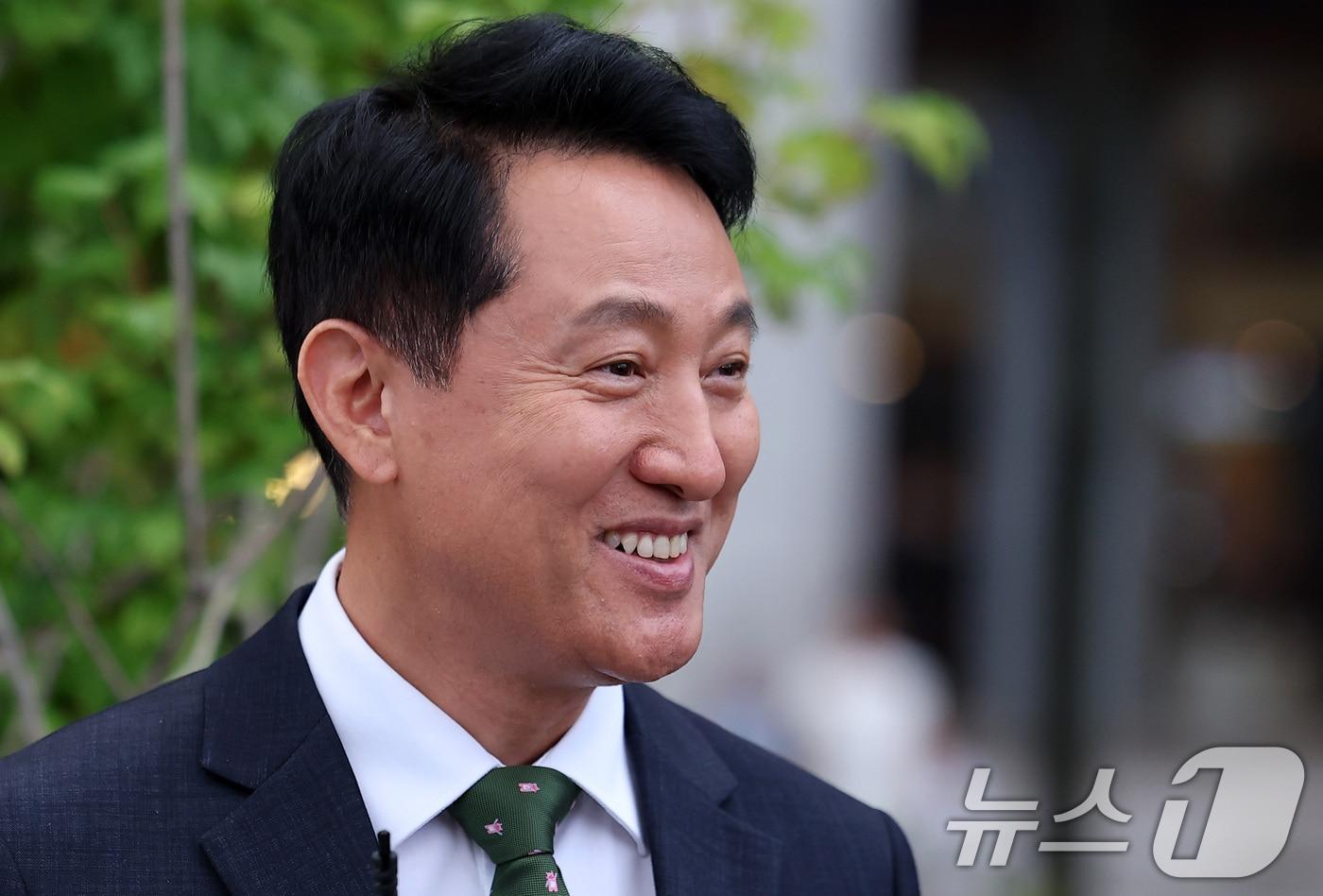 본문 이미지 - 오세훈 서울시장이 22일 서울 종로구 광화문광장 감사의정원에서 열린 에티오피아 강뉴합창단-서울시예술단 문화교류 공연 행사를 찾아 1심 선고에 대한 입장 표명을 하고 있다. 정치 브로커 명태균씨로부터 여론조사를 받고 후원자를 통해 비용을 대납하게 한 혐의로 기소된 오세훈 서울시장이 1심에서 벌금 1000만원을 선고받았다. 2026.7.22 ⓒ 뉴스1 김성진 기자