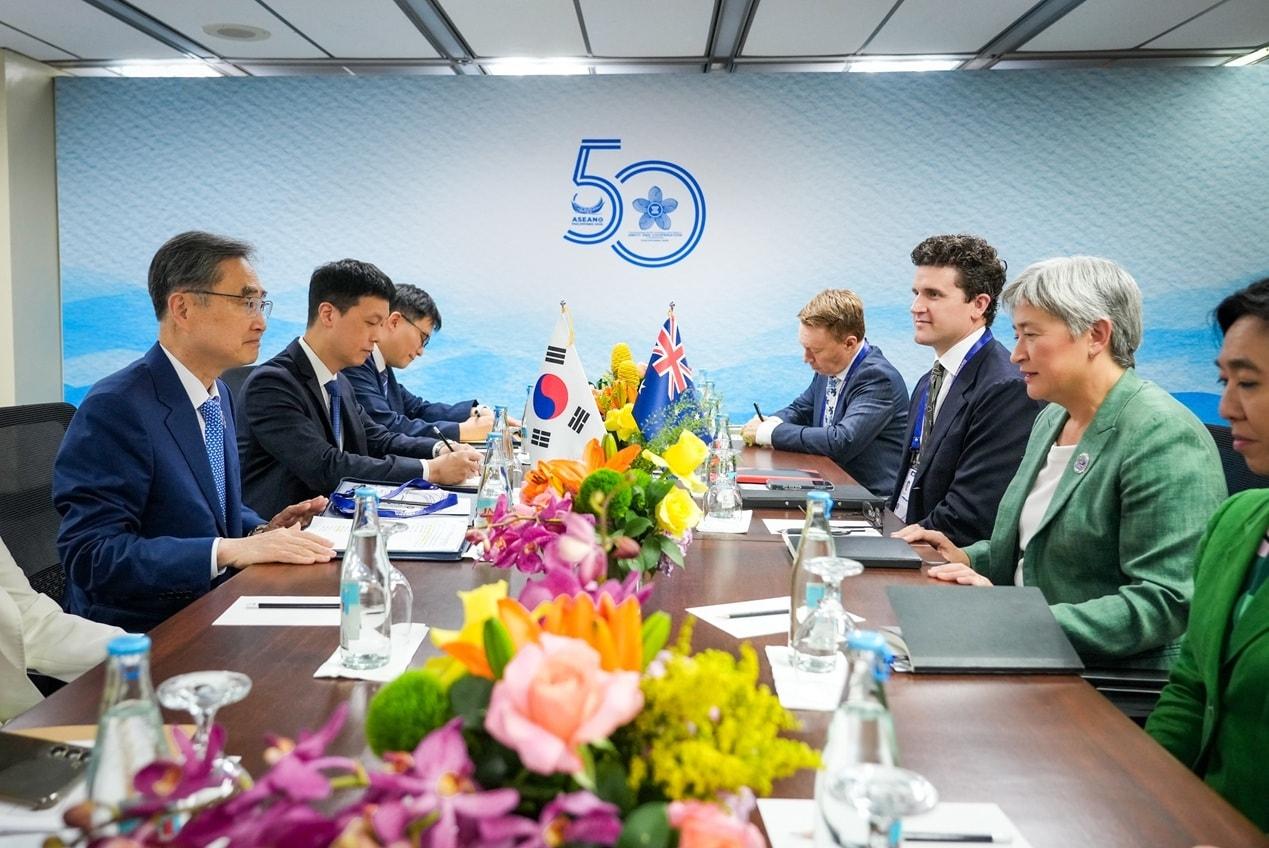 본문 이미지 - 조현 외교부 장관은 22일 필리핀 마닐라에서 열린 동남아시아국가연합(ASEAN·아세안) 관련 외교장관회의를 계기로 페니 웡 호주 외교장관과 양자 회담을 했다.(사진=외교부) 