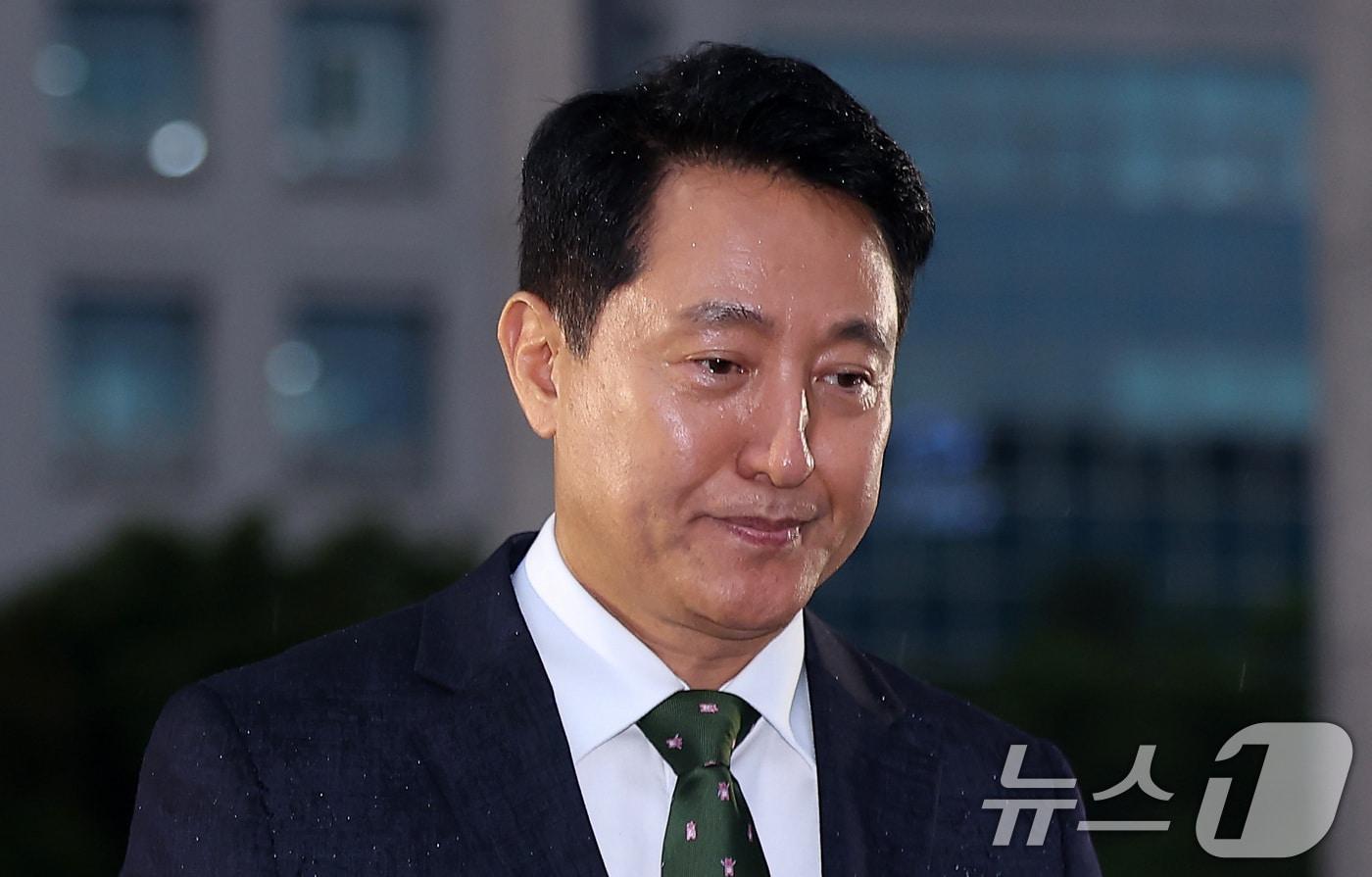본문 이미지 - 오세훈 서울시장이 지난 22일 서울 종로구 광화문광장 감사의정원에서 열린 에티오피아 강뉴합창단-서울시예술단 문화교류 공연 행사를 찾아 꽃다발을 전달한 후 자리로 이동하고 있다. 2026.7.22 ⓒ 뉴스1 김성진 기자