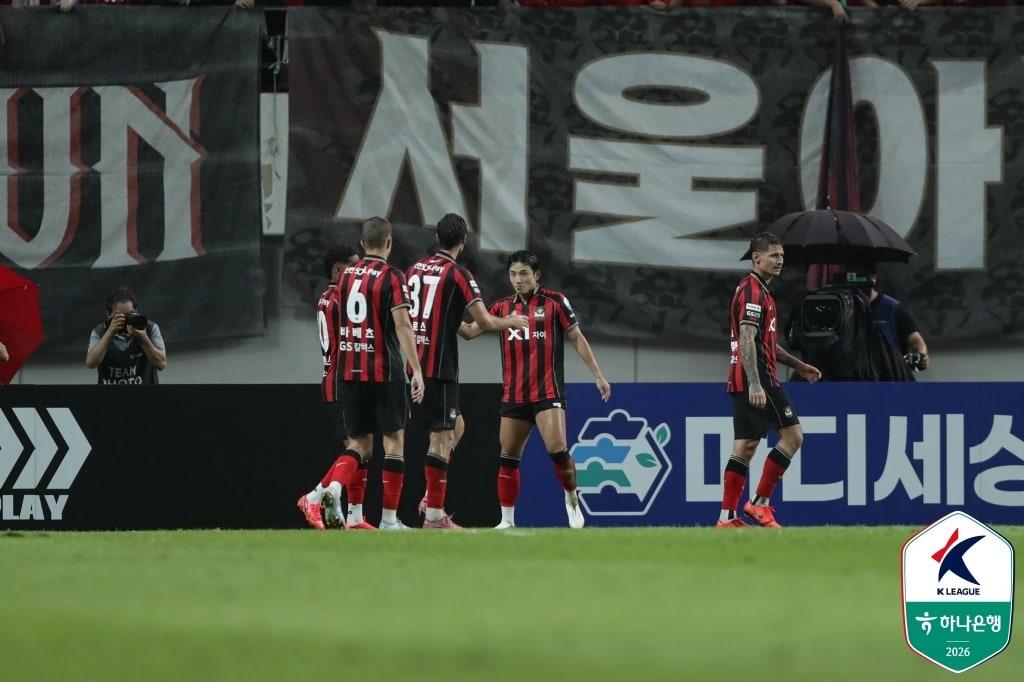 본문 이미지 - FC서울 정승원(가운데)이 22일 서울월드컵경기장에서 열린 포항 스틸러스와 홈 경기에서 득점 후 기뻐하고 있다. (한국프로축구연맹 제공)