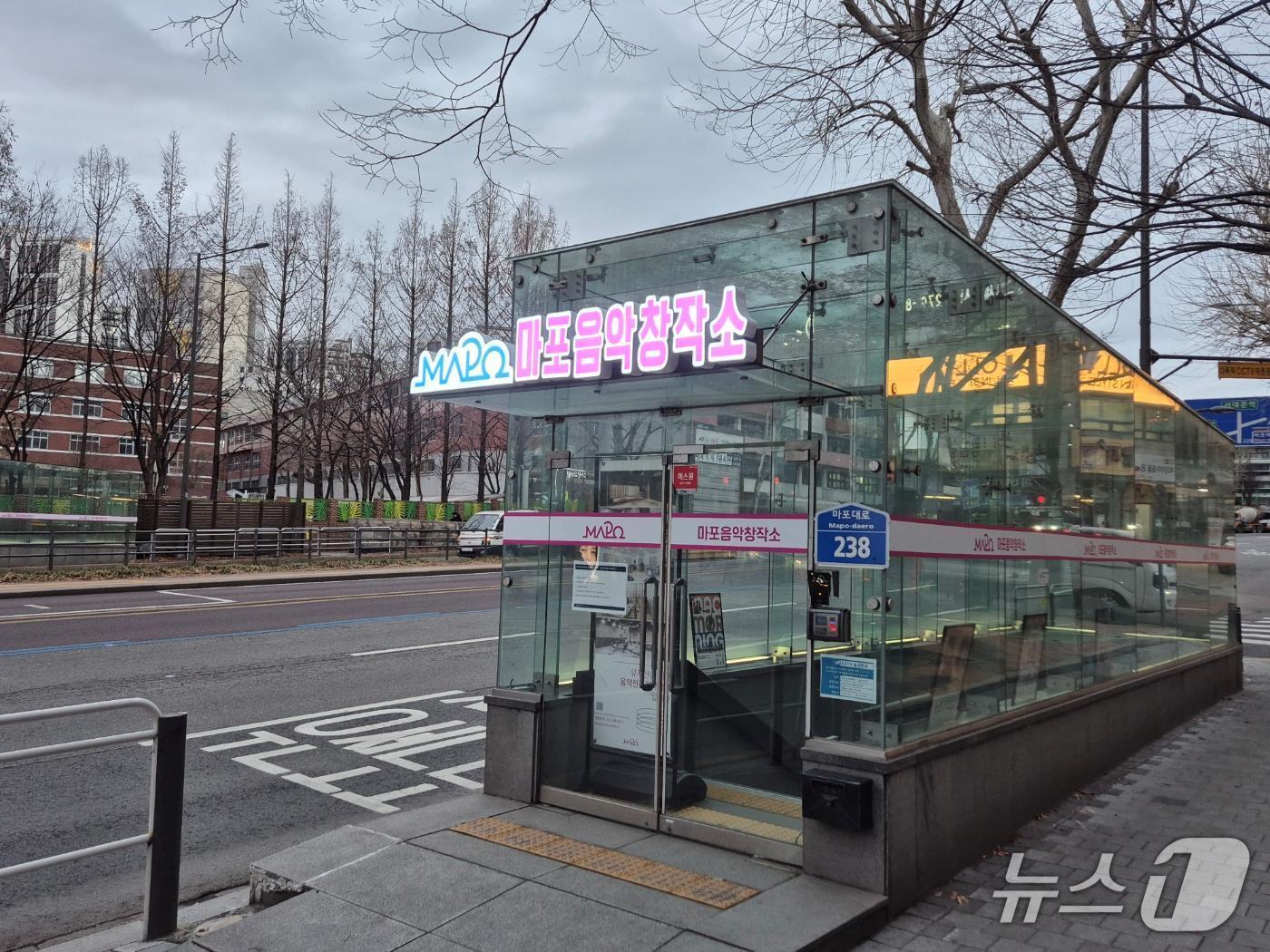 본문 이미지 - 마포문화재단이 서울마포음악창작소에서 AI 음악 제작 교육과 저작권 클래스로 구성한 '마포뮤직랩' 교육생을 모집한다.