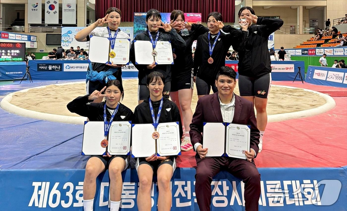 본문 이미지 - 63회 대통령기 전국장사씨름대회서 우수한 성적을 거둔 괴산군청 여자씨름단.(괴산군 제공. 재판매 및 DB금지)/뉴스1