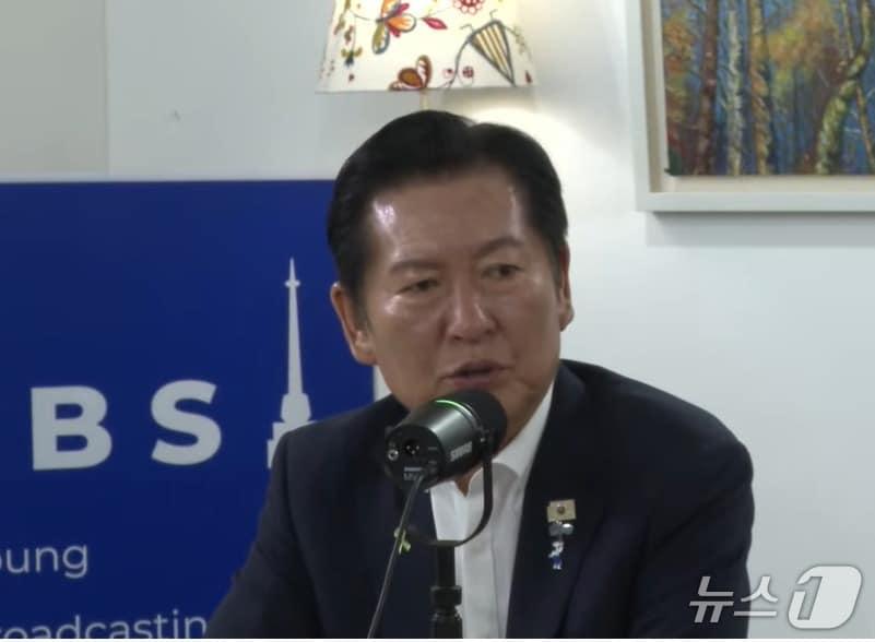 본문 이미지 - 정청래 더불어민주당 당대표 후보가 22일 밤 유튜브 채널 '2분뉴스'에서 신천지 관련 의혹에 대해  "가짜뉴스로 당이 위헌정당으로 내몰릴 수 있는 위험천만한 주장이다"며 강경대응할 뜻을 밝혔다. (유튜브 갈무리) ⓒ 뉴스1 