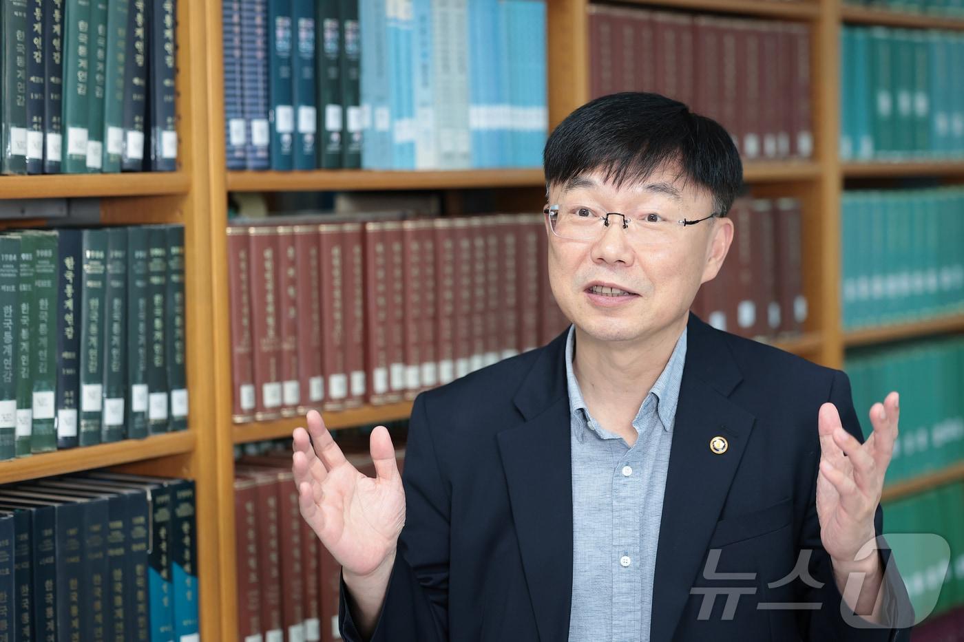 본문 이미지 - 안형준 국가데이터처장이 지난 22일 서울 강남구 서울세관 집무실에서 뉴스1과의 인터뷰를 하고 있다. ⓒ 뉴스1 권현진 기자