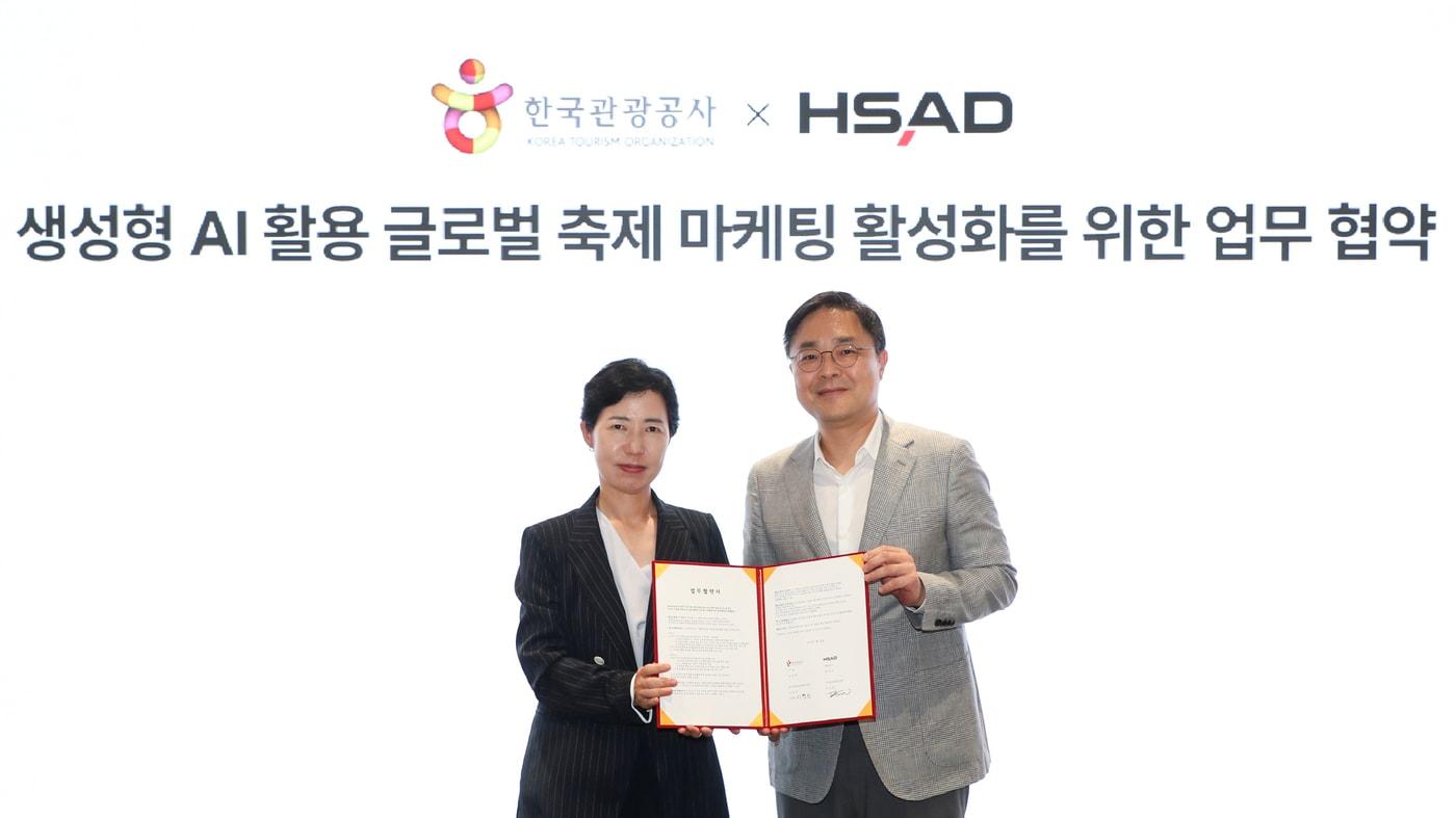 본문 이미지 - 지난 22일 서울 마포구 공덕동 HSAD 본사에서 열린 '2026년 한국관광공사-HSAD AI 마케팅 및 GEO PR 업무협약식'에서 한국관광공사 지역관광콘텐츠실 이현진 실장(왼쪽)과 HSAD BX사업부문 김동현 부문장이 생성형 AI 검색 환경에 최적화된 한국 관광 콘텐츠·홍보 체계 구축과 GEO(Generative Engine Optimization) 기반 AI 마케팅 협력을 위한 업무협약을 체결한 뒤 기념촬영을 하고 있다.(HSAD제공)