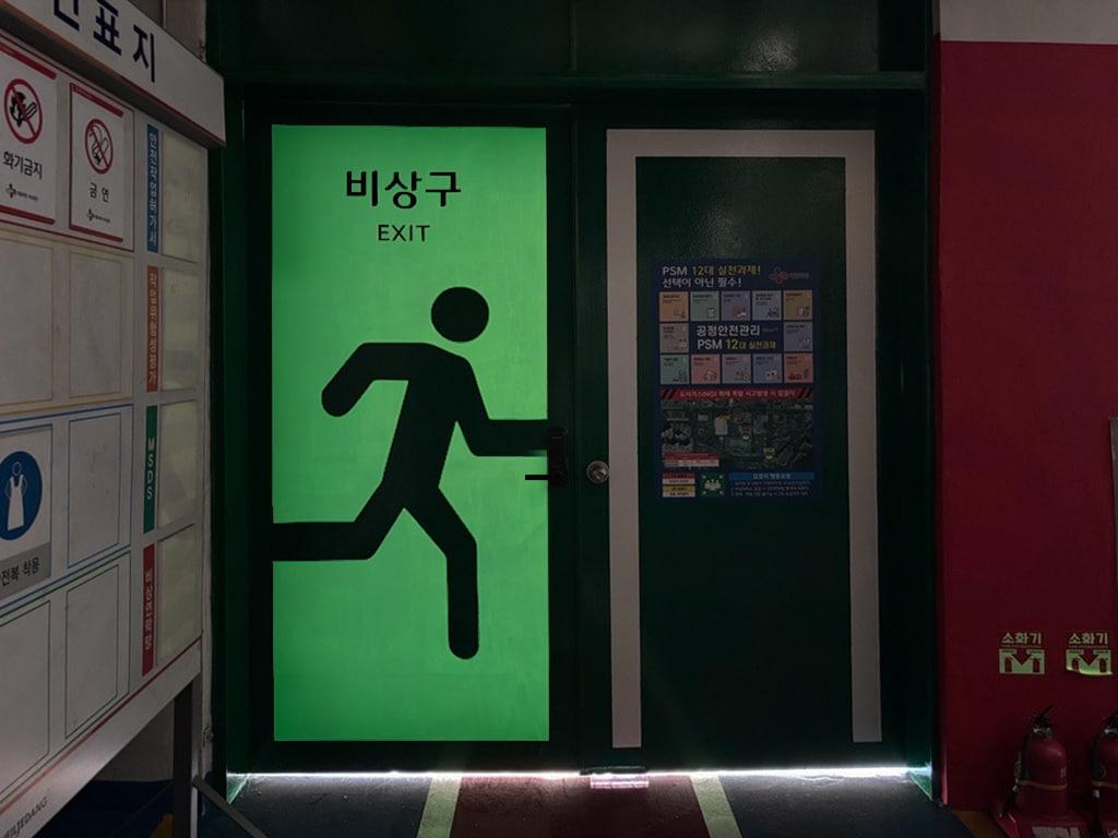 본문 이미지 - KCC 루미세이프 제품 적용 CJ제일제당 비상구 안전디자인(KCC 제공)