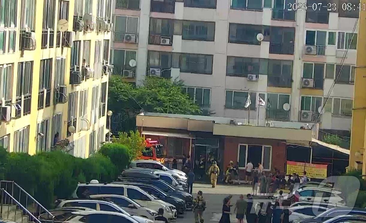 본문 이미지 - 23일 오전 8시 29분쯤 경북 경산시 사동 창신백조2차 아파트 관리실에서 폭발로 인한 화재가 발생했다.(경북소방 제공. 재판매 및 DB금지) ⓒ 뉴스1 정우용 기자