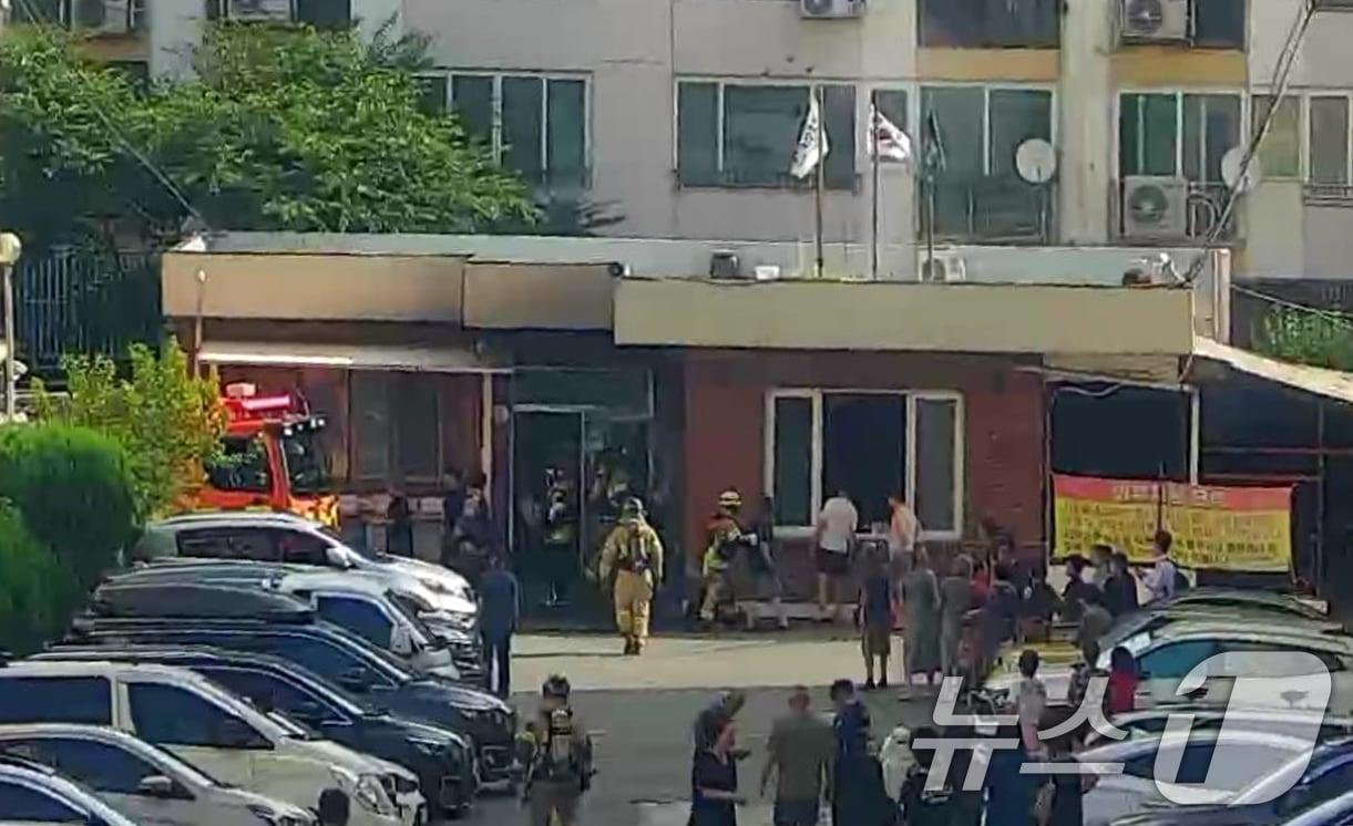본문 이미지 - 23일 오전 경북 경산시 사동에 있는 아파트 관리실에서 원인을 알 수 없는 불(폭발 추정)이 나 관리인 등 부상자가 다수 발생해 병원으로 이송됐다.(경북소방본부제공, 재판매 및 DB금지) 2026.7.23  /뉴스1