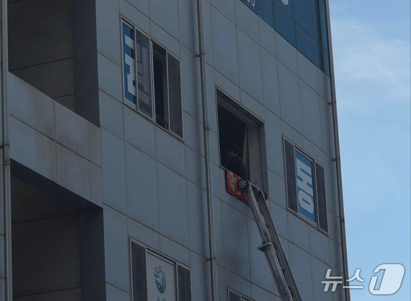 본문 이미지 - 23일 오전 강릉시 교동 권성동 전 국민의힘 의원의 지역구 사무실에서 이삿짐 차량과 사다리차를 이용한 철수 작업이 진행되고 있다. 2026.7.23/뉴스1 윤왕근 기자
